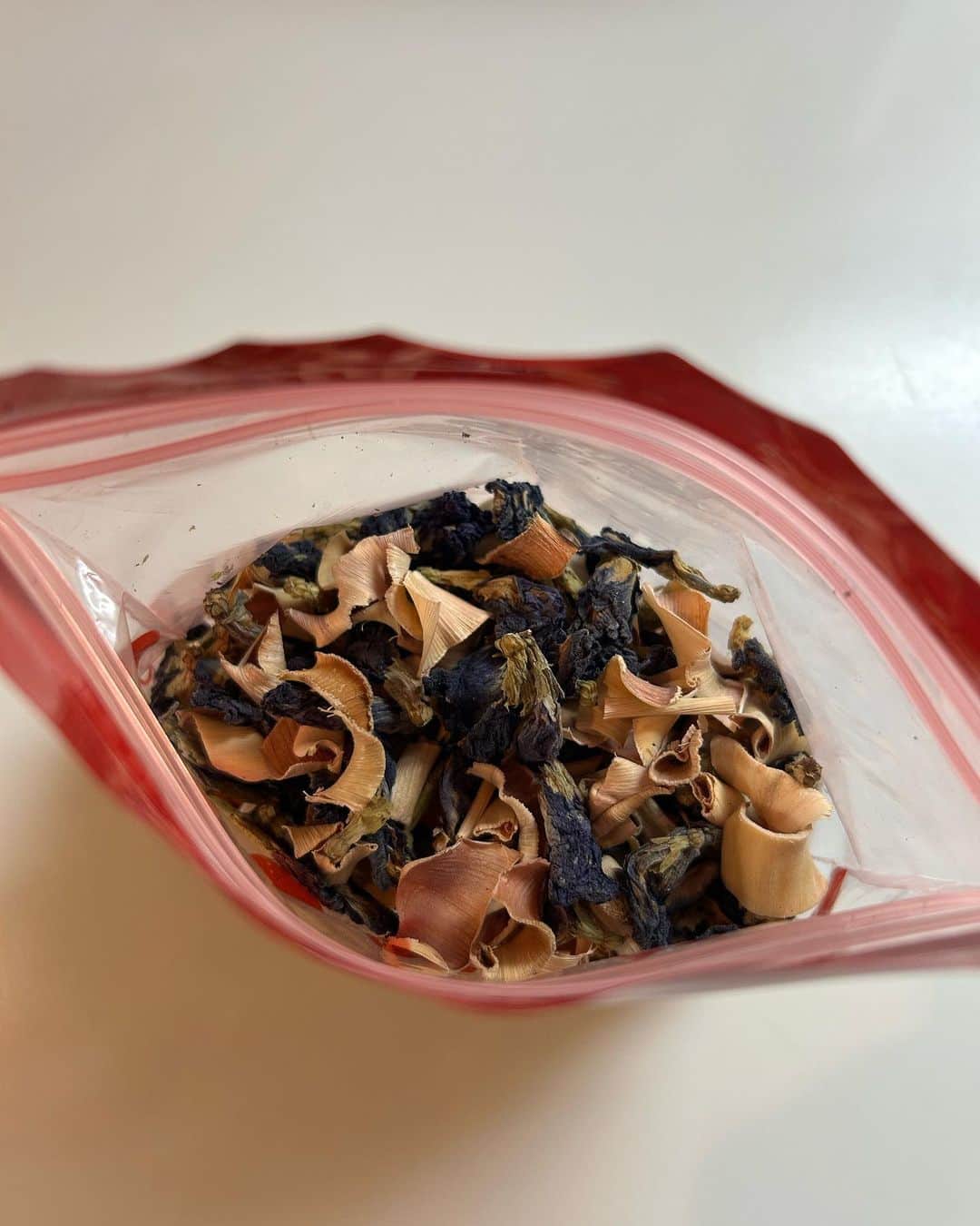 中岡由佳さんのインスタグラム写真 - (中岡由佳Instagram)「❇︎ ハーブティーを淹れたら青くなるよ、と。どれどれ、お湯を注ぐと、あ、本当に真っ青でびっくり！コバルトブルーが綺麗。抗酸化物質ポリフェノールの一種、アントシアニンの色なのね。バタフライピーと言うハーブ。体に良いお茶🫖 #herbtea  #butterflypea #cobaltblue」4月27日 15時55分 - yuka_nakaoka