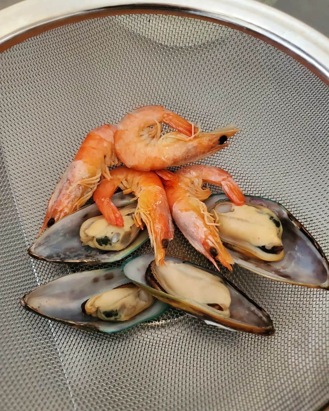 小谷津友里さんのインスタグラム写真 - (小谷津友里Instagram)「美味しくできた! 魚介の旨味たっぷり「フィデウア」🥘 スペイン料理で、パスタを使ったパエリアのことだよ🇪🇸  初めて作った＆食べたんだけど ミールキットを使ったから 海老もパーナ貝もパプリカ3色も揃ってて レシピも動画があるから 簡単楽チン😚  フライパンで火を通していると 海老と貝のうまみが出てきて キッチンがいい香りに包まれて 料理してる時間がしあわせ～🥰  パスタは３cmくらいの長さに割ってるんだけど 魚介や出汁のうまみを吸ってて美味しい トッピングの彩りがいいところも満足💓  ミールキットはSL Creationsのもの👀 冷凍で届いて保存がきくので好きな時に作れるし 材料が揃ってて準備が簡単なのに お店みたいに美味しく作れて おすすめ🙌 　  SL Creationsは、化学的合成添加物を使用してないし どれも温めるだけ、オーブンで焼くだけ、和えるだけなど 簡単、時短で料理ができる冷凍食品だよ👨‍🍳  @slcreations_official  美味しかった 次はなに作ろうかな～😚  #slcreations #安心安全 #冷凍食品 #無添加 #slcreationsのある暮らし #PR  #簡単時短 #エスエルクリエーションズ #フィデウア #スペイン料理 #スペイン #自炊 #料理 #クッキング #おうちごはん #今日のごはん #レシピ #簡単レシピ #魚介 #うまみ #旨味 #yummy #グルメ #パエリア #ミールキット #時短 #家事 #時短レシピ」4月27日 15時55分 - yurikoyatsu