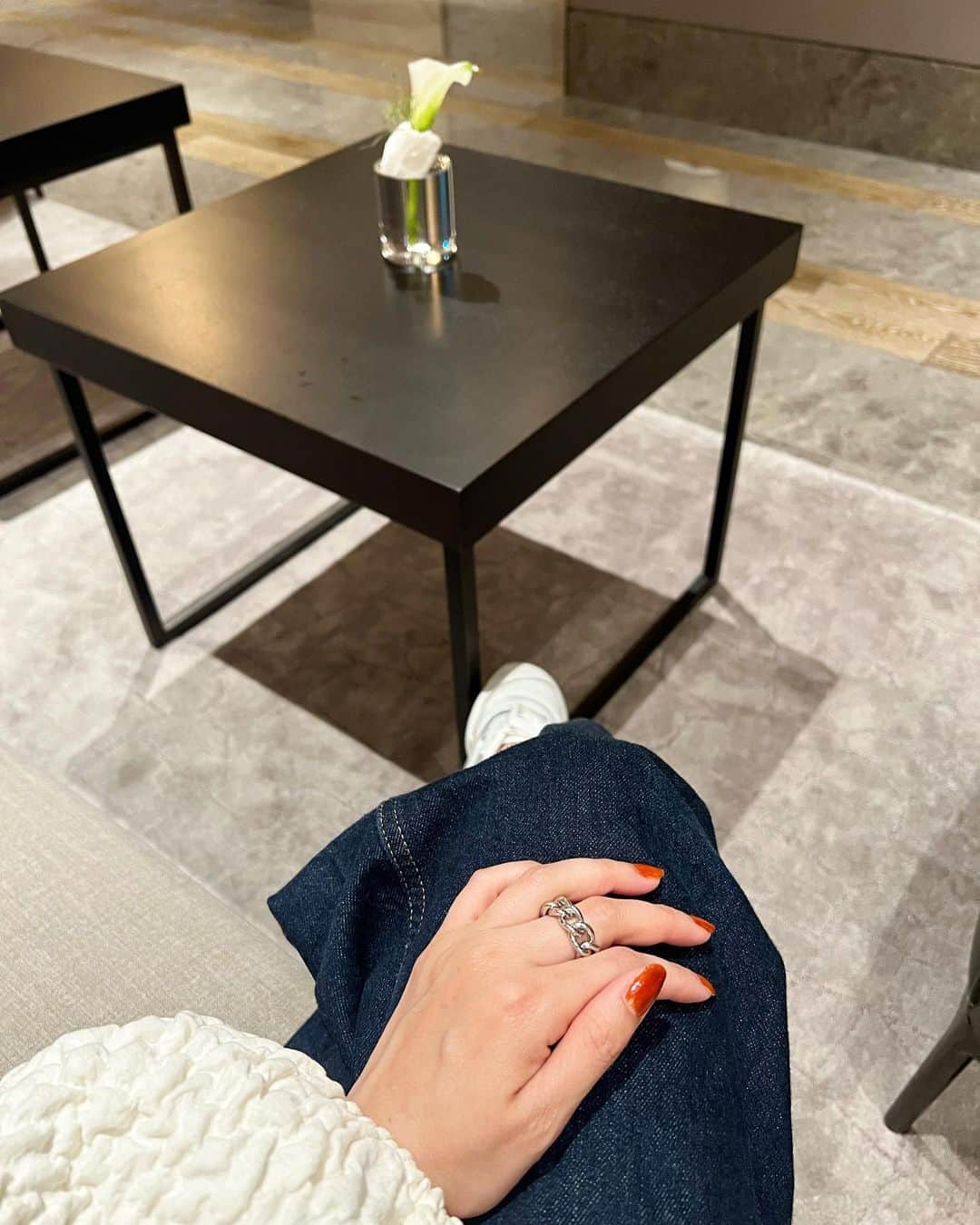 吉田奈央のインスタグラム：「華奢で上品なジュエリー🤍  身につけるたび、うっとり🙄  しかもなんと金属アレルギー対応の ジュエリーショップだから 選べるのも幅広いかなと。  4/28、あ！明日ラゾーナ川崎でopenするみたい✨ @verite_kawasaki_lazona   夏は肌見せな季節だから選ぶのも楽しいね🐚  #verite #金属アレルギー#金属アレルギー対応ジュエリー#ジュエリー #pr」