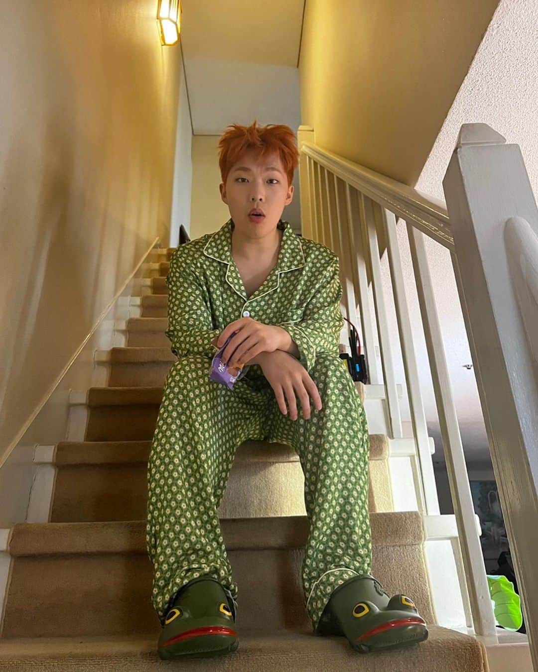 イ・チャンヒョクのインスタグラム：「🐸🍷🌹♥️개굴」