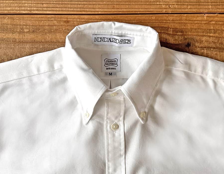 のインスタグラム：「今もなおMade in USAを貫くIndividualized Shirt × SD Authentic B.D. Shirtがまもなく登場します‼︎  アイビールックやアメリカントラディショナルといった普遍的なスタイルに欠かせないオックスフォードのボタンダウンシャツ。  Standard Californiaでは、1961年に創業し50年たった現在でも愛され続けるテーラーメイドシャツメーカー「Individualized Shirt 」に別注しました。  生地はかつてアメリカの某ブランドのシャツに採用されていたダンリバー社の生地を再現して作られた中厚地のレガッタオックスフォードを使用。 オーセンティックなバランスはそのままに普段着やすいリラックスしたサイズ感で別注、Standard Californiaオリジナルフィットで仕上げました。  『Individualized Shirt 』 1961年の創業のアメリカの伝統的なテーラーメイド高級シャツメーカー。 そのクオリティの高さからBROOKS BROTHERSも長年カスタムシャツを委託していました。 歴代大統領やハリウッドスター、スポーツ選手などが愛用しており、現在も変わらずアメリカ生産を貫きアメリカントラディショナルなシャツを作り続けている希少なメーカーです。   発売は4/29（土）予定ですのでお楽しみに。  Individualized Shirt × SD Authentic B.D. Shirt is coming soooon!!!!  Delivery:Apr.29th.  @standardcalifornia_os  @standardcalifornia_movie   #standardcalifornia #スタンダードカリフォルニア #individualizedshirts #shirt #シャツ #internationalshipping #overseashipping #worldshopping #worldshoppingjp」