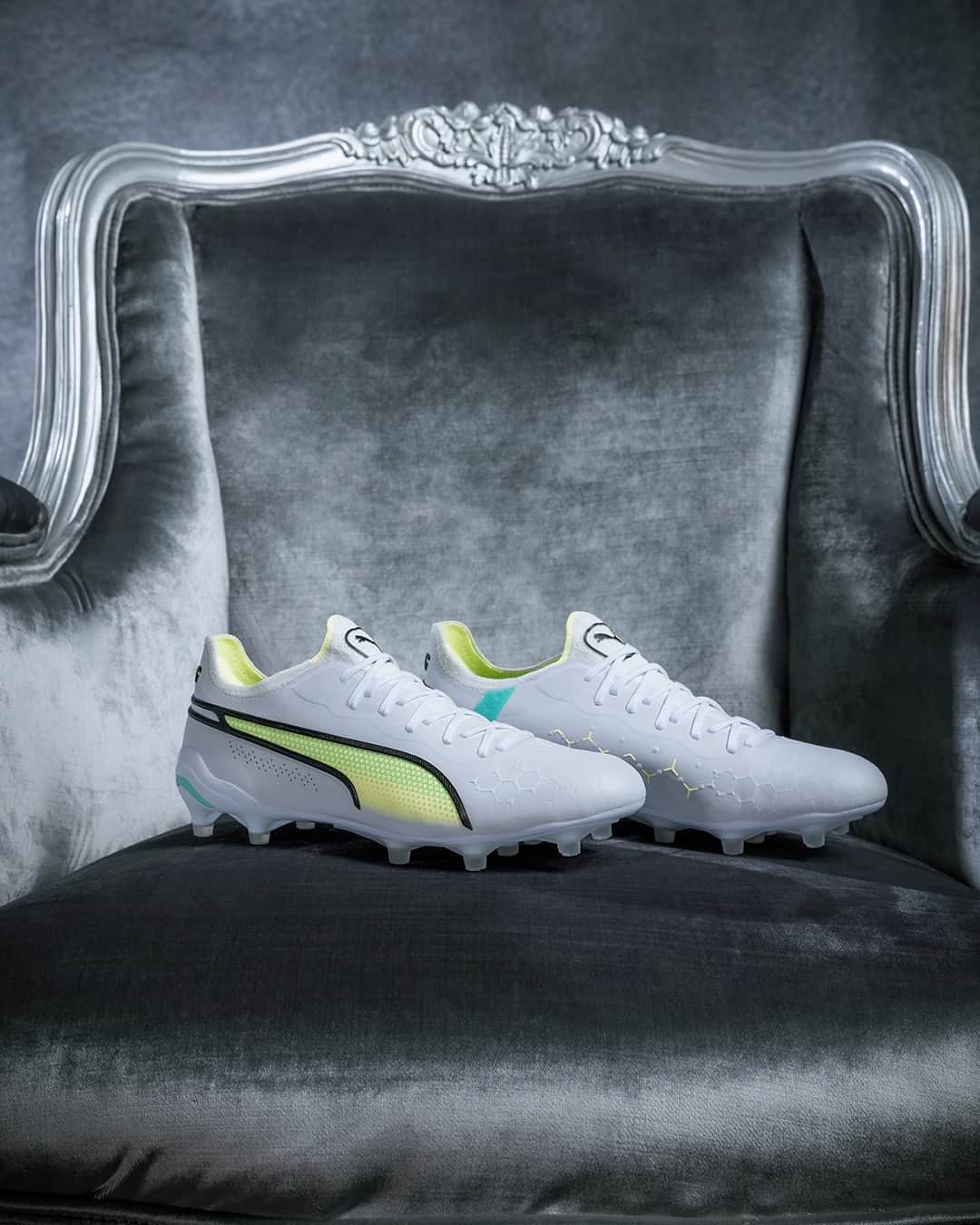 PUMA Footballさんのインスタグラム写真 - (PUMA FootballInstagram)「Royalty to where it belongs 👑  Introducing the new KING, Pursuit Pack, available now on PUMA.com.」4月27日 16時00分 - pumafootball