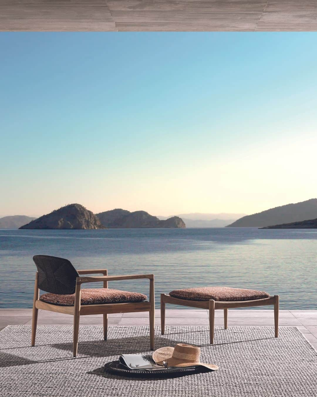 Minotti Londonさんのインスタグラム写真 - (Minotti LondonInstagram)「The Yoko seat evolves to become the Yoko Cord Outdoor project by Japanese-Scandinavian duo @inodasveje, composed of an armchair, dining little armchair and ottoman bench, available in versions with and without upholstery, all with a natural teak frame.   The seat and backrests are strung with Ecru or Dark Brown polyester cord on which the soft cushions, upholstered with fabrics from the 2022 Textile Outdoor Collection, rest.  Tap the link in our bio to explore the Yoko Cord Outdoor.  #inodasveje #yoko #minotti #luxuryfurniture #interiordesign #madeinitaly #outdoorfurniture #armchair #outdoorarmchair」4月27日 16時00分 - minottilondon