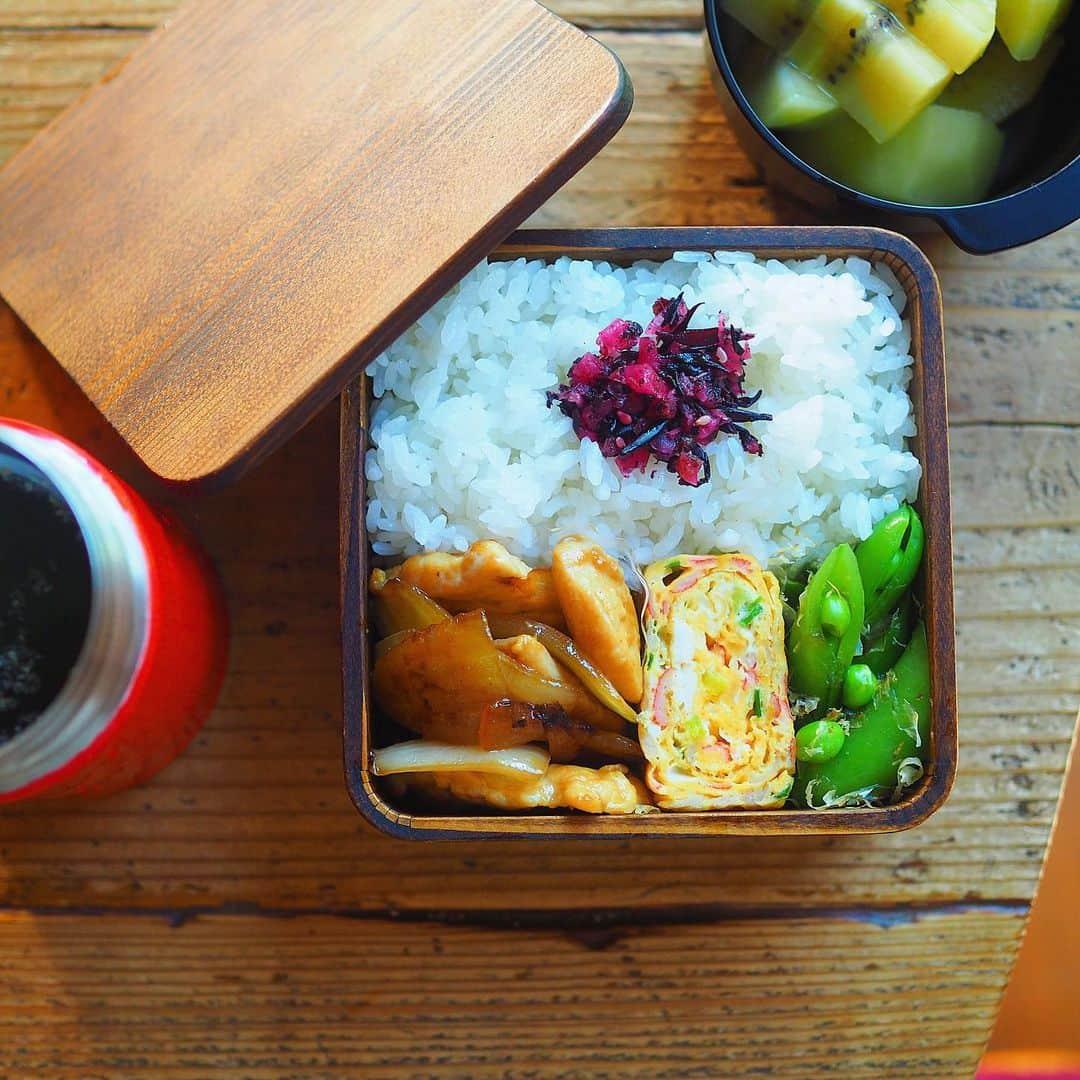 シンプルご飯が好き。さんのインスタグラム写真 - (シンプルご飯が好き。Instagram)「女子高生弁当 鶏胸肉と新玉ねぎの生姜焼き ネギとカニカマの卵焼き 遠藤さんのおかか和え ワカメスープ キウイ ２枚目ら前日支度 ━━━☞━━━☞━━━☞━━━☞𓃟𓃟＊ 今日は晴れ！ましたね。 おはようございます。  あと少しで🤏GW！ 夜の仕事はあるけど、昼の学食はかなり長めのお休みがもらえそうです。  どこ行っても混んでるのかなー🤔 のんびり家で過ごすかな。  ムムム…。  見た目鮮やかに、と大葉を買ってみたのに 使うクセがついてないのでうっかり冷蔵庫…  行ってきます木曜日🐎」4月27日 7時15分 - heavydrinker