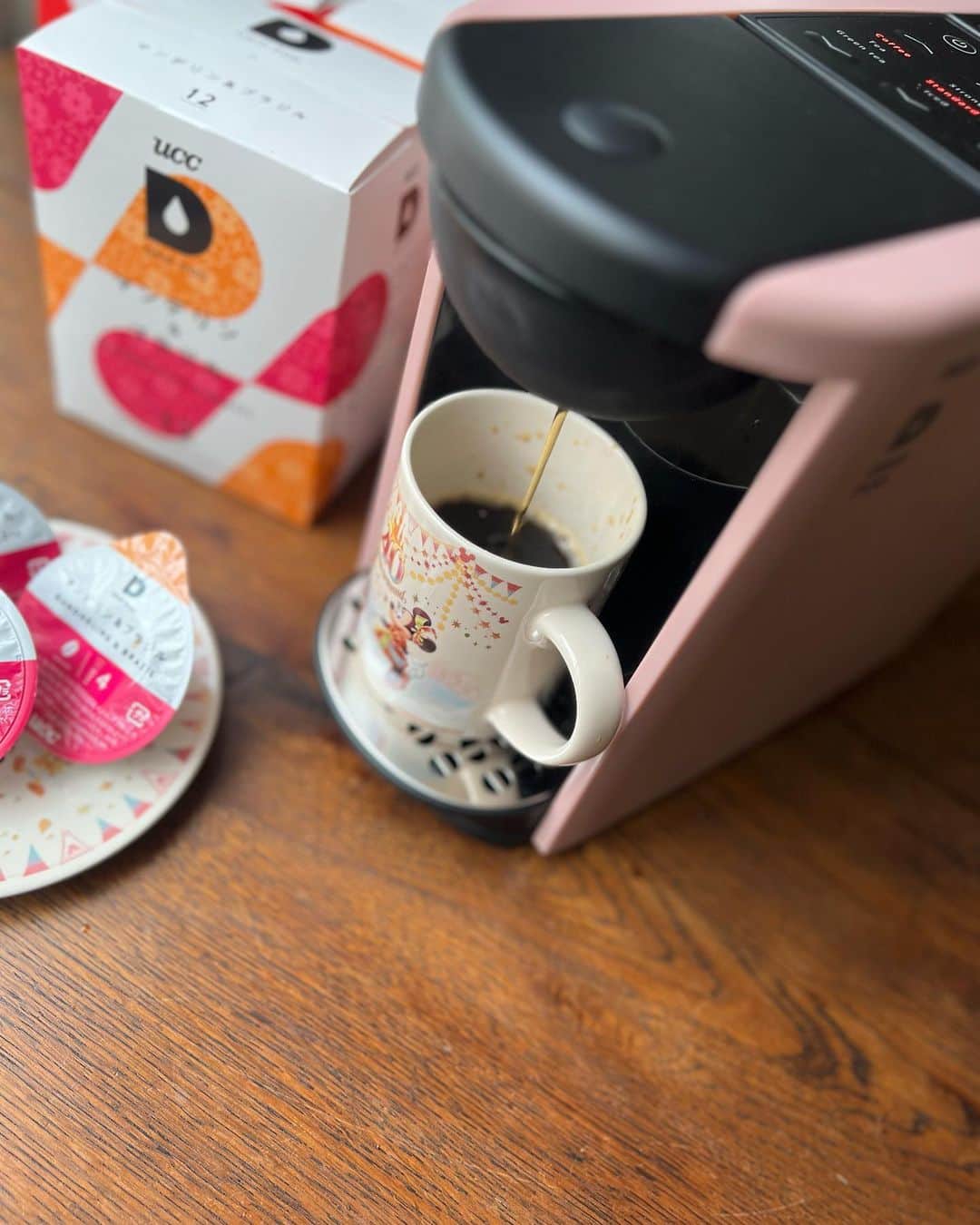 早川愛さんのインスタグラム写真 - (早川愛Instagram)「☕️🤎  morning coffee〜☕️🤎 去年からコーヒーにはまっていて、 ついにコーヒーメーカーをgetしました😆 UCC カプセル式コーヒーメーカー  ドリップポッド 🤎🤎🤎 @ucc_drippod   本格的なおいしいコーヒーがおうちで飲めるの嬉しい😆🤎🤎🤎 このマンデリンもおいしかった🤎 専用フィルターを使えば自分の好きな粉のレギュラーコーヒーも使えるし、操作が簡単なのもよき👈重要point👵  ・  ✔︎しっかり蒸らしができるプロのハンドドリップで本格的なコーヒーを淹れられます✨ ✔︎苦味と濃厚感を味わえる「ストロング」と アイスメニュー用の「アイス」の抽出モードを選べるよ✨  ・ クーポンも貼っておきますね🤎🤎🤎 ■ドリップポッド公式直販 ・公式限定ドリップポッドスターターセット飲み比べ48杯13,800円 https://drip-pod.jp/products/1529  ★クーポンコード（3,000円引き）：3XIGDP3 期間：～4月30日まで  ■ドリップポッド楽天市場店 ・ドリップポッドスターターセット飲み比べ36杯 13,200円 https://item.rakuten.co.jp/drip-pod/dp3set/  ①4/23 20:00 - 4/28 1:59 エントリーで楽天ポイント20倍 ②4/22 00:00 - 4/30 23:59 2,000円オフクーポン https://coupon.rakuten.co.jp/getCoupon?getkey=RFlDNS1aS0g3LVBEUFotMVRINA--&rt=   ・  #PR #UCC #コーヒーメーカー #ドリップポッド #コーヒーのある暮らし #コーヒー #コーヒーブレイク #コーヒー好きな人と繋がりたい #コーヒー好き #おうちカフェ」4月27日 7時16分 - megumegu_1006