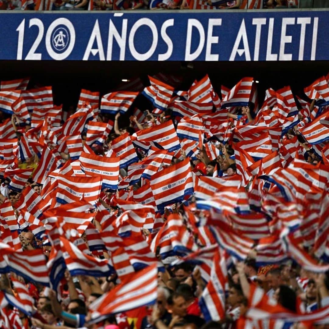のインスタグラム：「Alegre triunfo y celebración en casa todos juntos  💙🤍120 AÑOS DE ATLETI ❤️🤍」