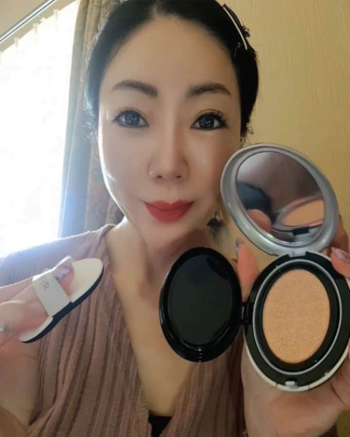 今堀恵理のインスタグラム：「好き過ぎて韓国の弘大ショールームにまで行ったTIR TIR @tirtir_jp_official 大人気のマスクフィットシリーズから新商品が出ますよ 😍 新商品はシルバーのケースです つや肌になり、しっとり仕上がります ナチュラルな水光肌が作れます  #TIRTIR #マスクフィットオーラクッション #sponsored」