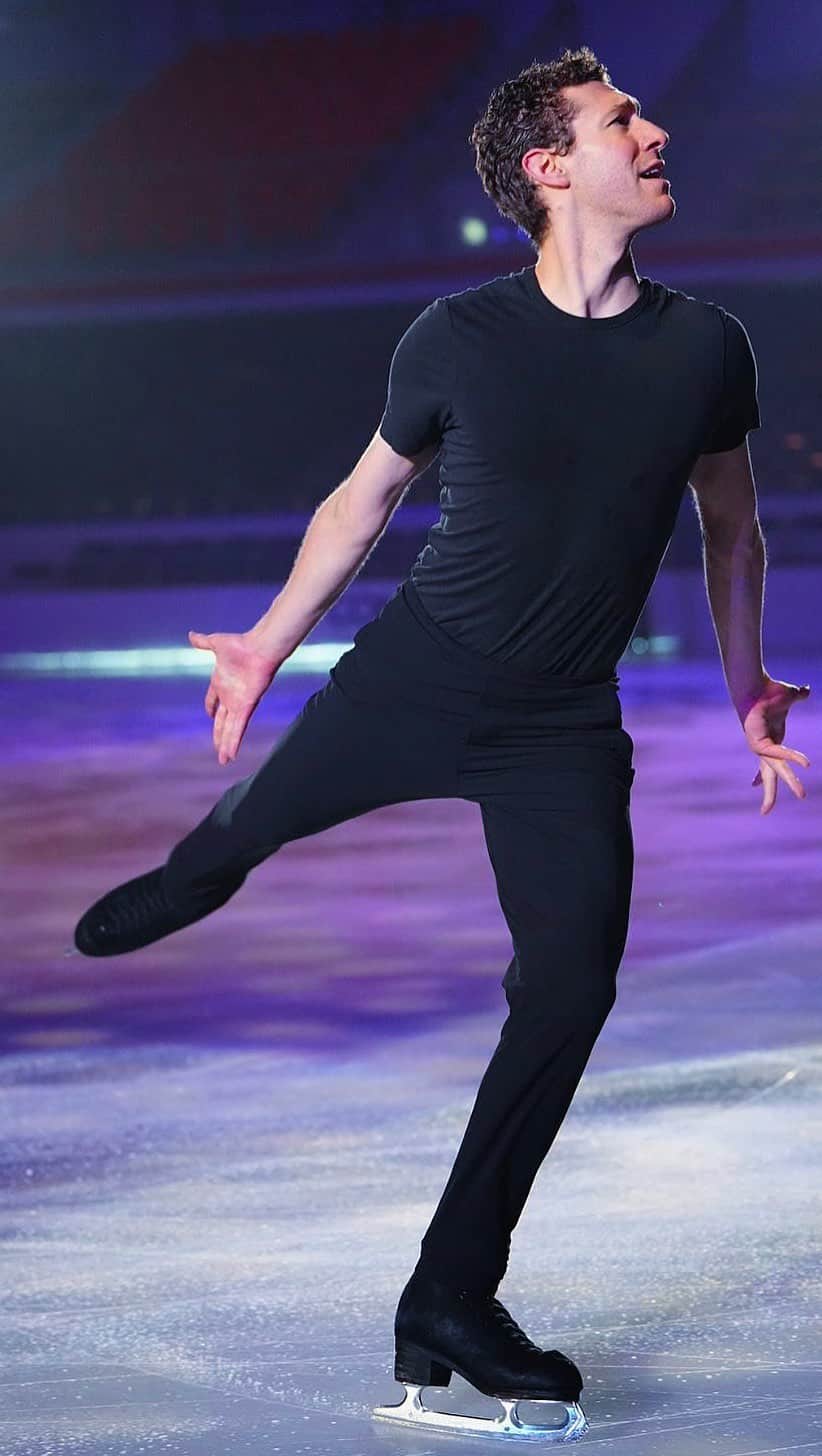のインスタグラム：「Lost in my own world… 🔦💙 ライト、カメラ、アクション！  🎥: @brandon_f1992   #starsonice #soi2023 #videoshoot #rehearsal #tour #show #iceshow #figureskating #video #rehearsals #skating #spinning #lights #camera #action」