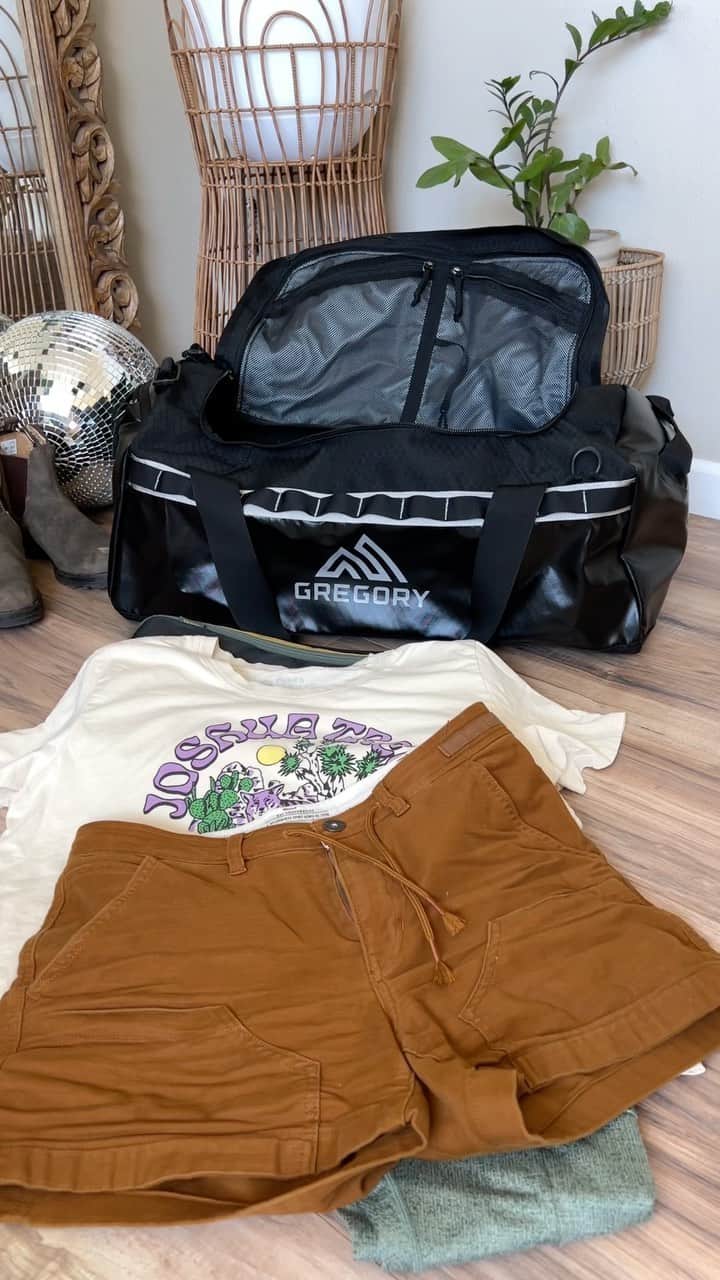 グレゴリーのインスタグラム：「Bringing back this packing video from Gregory Ambassador @JaceyWest because it's just too good.   Shop her duffel here: www.gregorypacks.com/alpaca/ or shop this post. 🙌  About the duffel: The Alpaca can take any load and any beating you can dish out. Backpack straps make the approach easy, whether you’re on dusty single-track or city streets.」