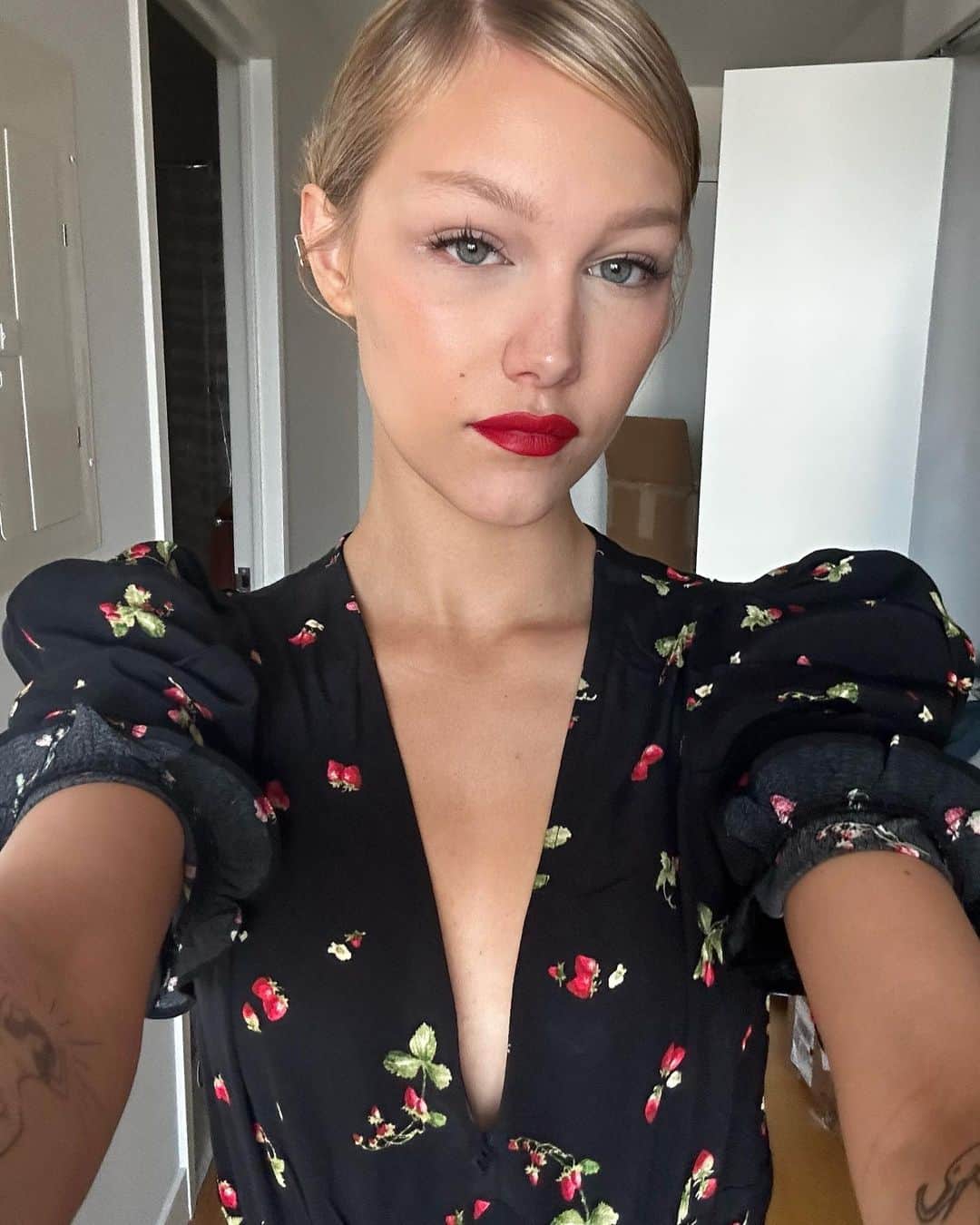 グレース・ヴァンダーウォールのインスタグラム：「🍒🍷」