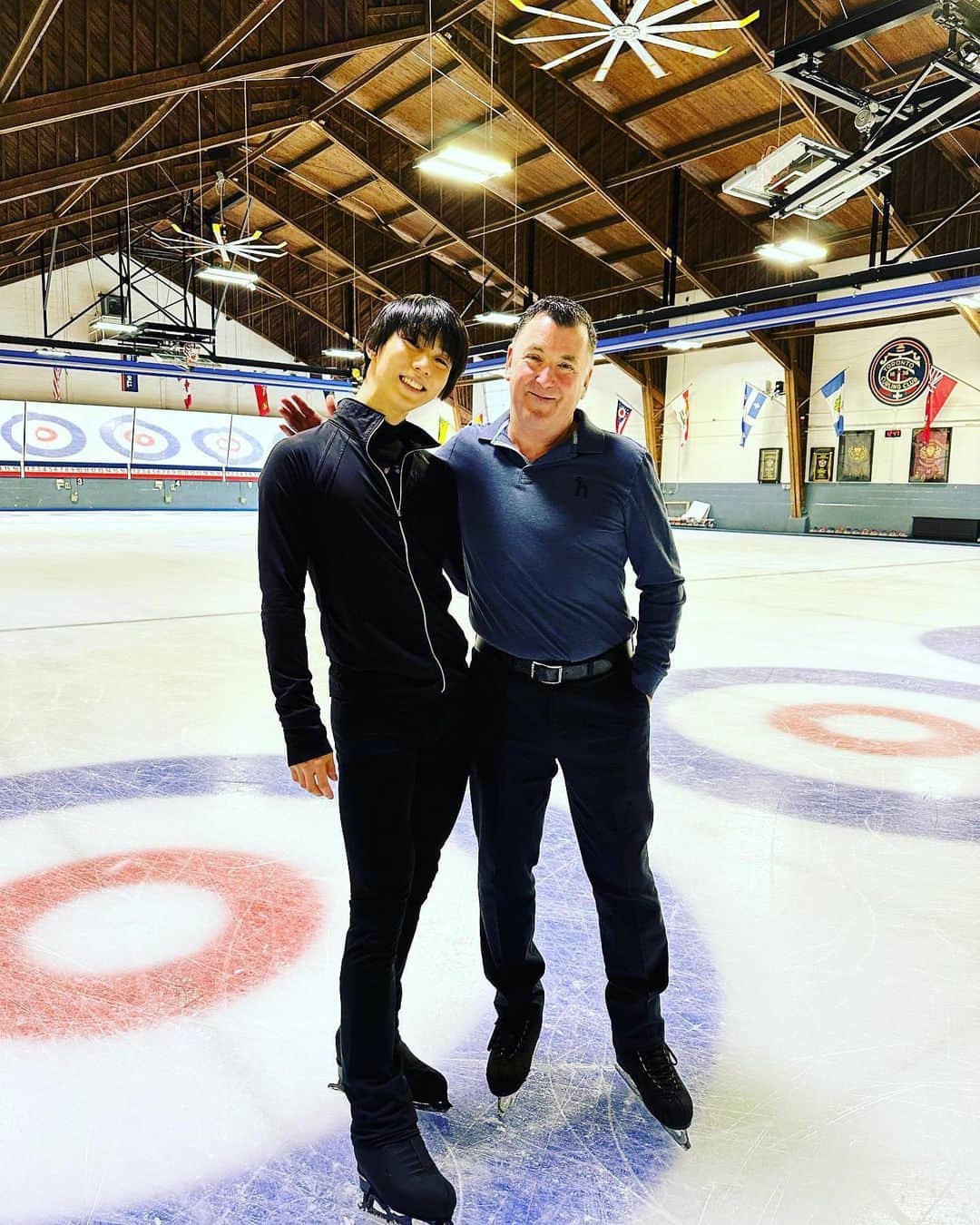 羽生結弦のインスタグラム：「Repost @brianorser  What a thrill to see Yuzuru back at his home away from home. TCC !! Love, respect and admiration. I’m grateful and today you warmed my heart ❤️  ブライアンとトレイシーと羽生さん😭😭😭😭😭 #羽生結弦 #yuzuruhanyu #figureskating #figureskater」