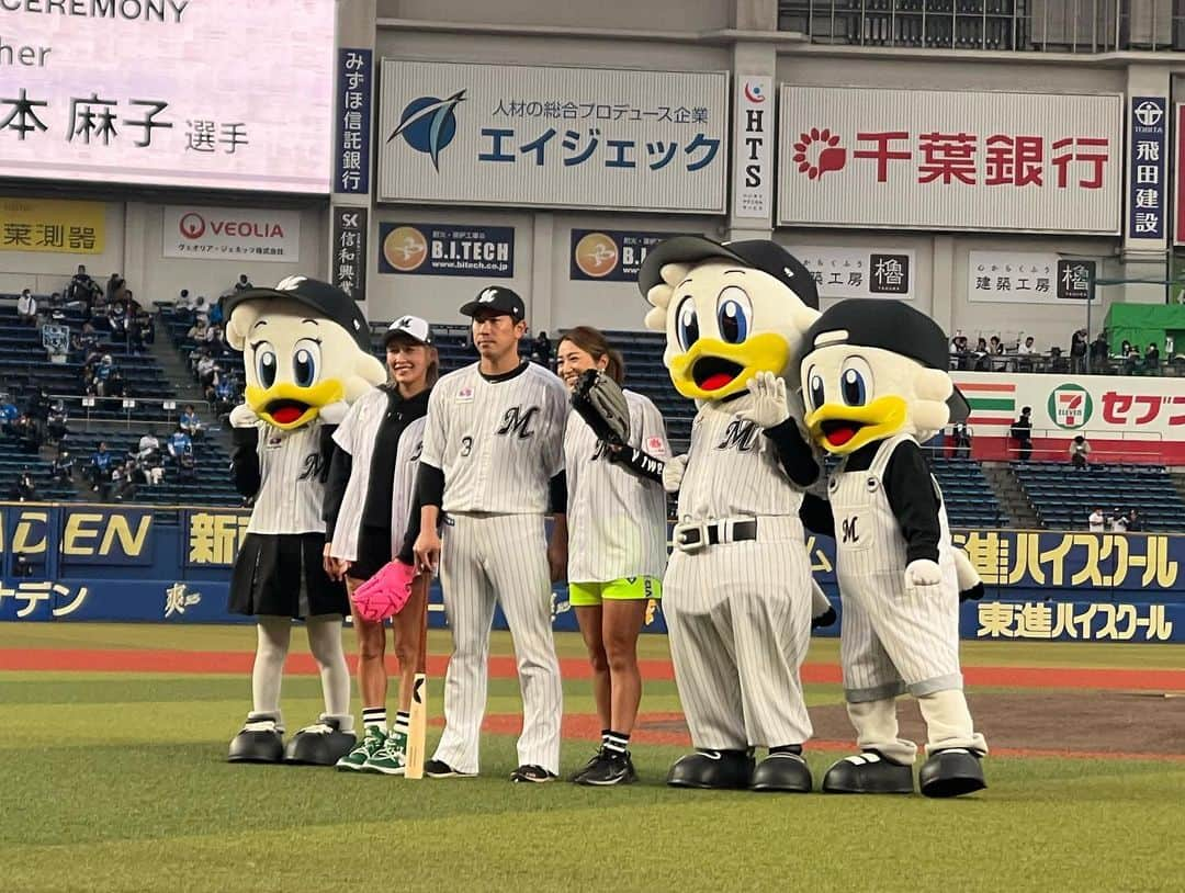 藤本麻子さんのインスタグラム写真 - (藤本麻子Instagram)「ZOZOマリンスタジアム ビーアイテック🧡 スペシャルナイター⚾️ . くみちゃんの始球式で  私はキャッチャーしました⚾️ そしてなんと、バッターは角中さん 😆 . くみちゃんとバッテリー組んでストライク奪いました🤣🤣🤣 . ビーアイテック大山さん いつもありがとうございます🧡 @h.ohyama1  . .」4月27日 7時46分 - aako528