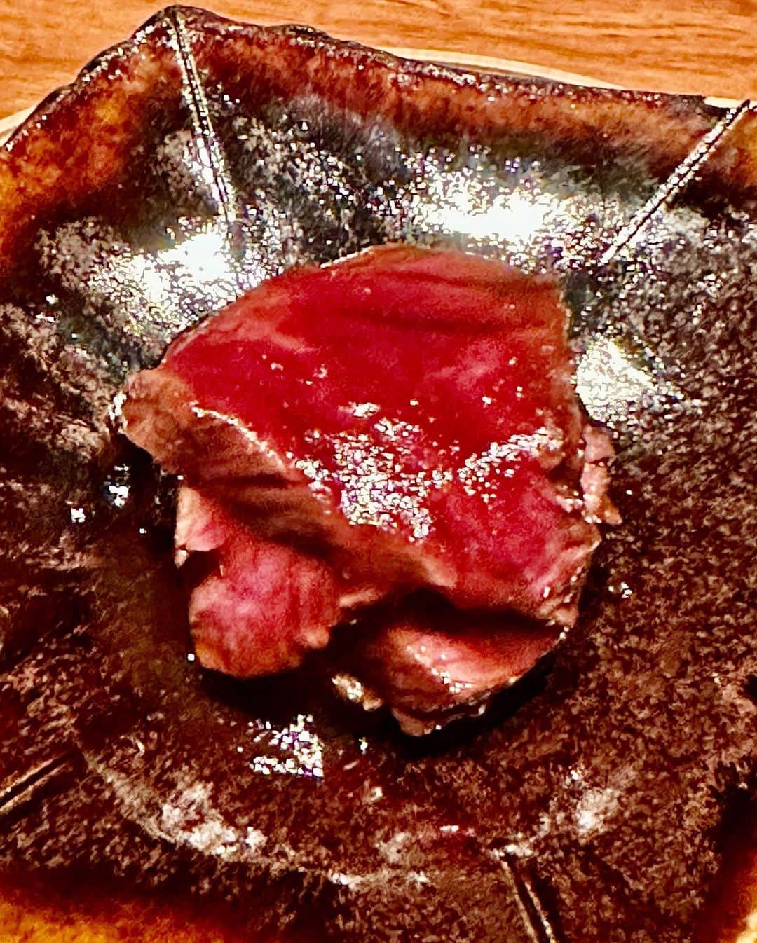 秋山具義さんのインスタグラム写真 - (秋山具義Instagram)「2回目の広尾『肉幸』。 全てが素晴らしすぎる肉割烹！ ほほ肉のシチューとスペシャリテのハラミは至福の美味しさ！ 一口ローストビーフと炊き立てご飯、肉吸いとご飯、カレーとご飯の〆3連発嬉しすぎる！ 前田裕ニくん、最高の会をありがとう！ 肉のプロフェッショナル内田雅之さん、ありがとうございました！ ⁡ #肉幸 #具義割烹2023 #具義広尾2023 #具義新店2023」4月27日 7時57分 - gugitter