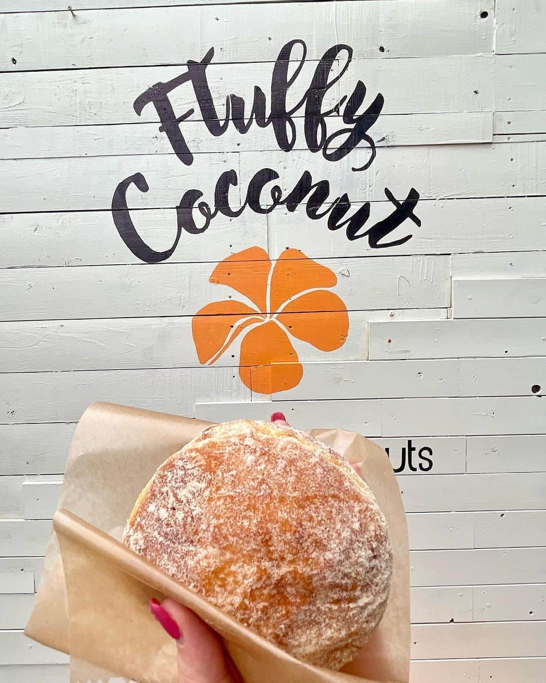 MOEさんのインスタグラム写真 - (MOEInstagram)「@fluffy_coconut.cafe  どーーーしてもここのドーナツが食べたくて、沖縄に着いて真っ先に車を走らせて向かいました🚗  米油とてんさい糖を使った身体に優しいハワイアンドーナツ🍩🌺  もちもちふわふわで何個でも食べられちゃいそうでした🤤 大満足🧡🧡🧡  #fluffycoconut #マラサダ #ハワイアンドーナツ #生ドーナツ #恩納村グルメ #恩納村カフェ #沖縄スイーツ #沖縄旅行 #okinawa #malasadas #donuts #🍩」4月27日 7時58分 - m0e_1i7_