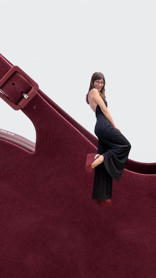 メリッサのインスタグラム：「Poxa @cafremder é injusto perguntar quem vestiu melhor, né?! 😅 ⁣ A #MelissaGroovyVelvet conta com design elegante e é uma opção cheia de estilo e personalidade. ⁣ Confira em melissa.com.br e bora arrasar neste Dia das Mães ✨ #IntensamenteMãe」