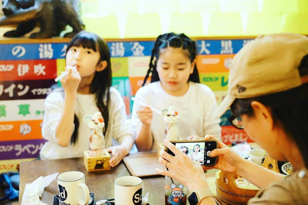 あすかさんのインスタグラム写真 - (あすかInstagram)「・ 春のぶらり途中下車の旅 ランチはレトロ可愛い @sdcoffee1010  候補のお店はざっくり決めてたけど このお店の可愛さを見て即決。 なんせこの日子ども達は エモ写真目指してレトロ加工に 夢中になってたので まさにぴったりのお店でした🙌  そして雰囲気だけじゃない！！ すごーーーく美味しかった。 また🌭食べたいなぁぁぁ。 子ども達はシェイクが美味しすぎたって😋  そして心掴まれたのは アイスコーヒーグラス。 ぴっころとぽろり。 じじゃまる欲しさに もう１杯頼みたいほど可愛い。 #にこにこぷん #にこにこぷん世代  @paxi415ayumi__  楽しい１日をありがとー！！ ・」4月27日 8時01分 - asuuuka_