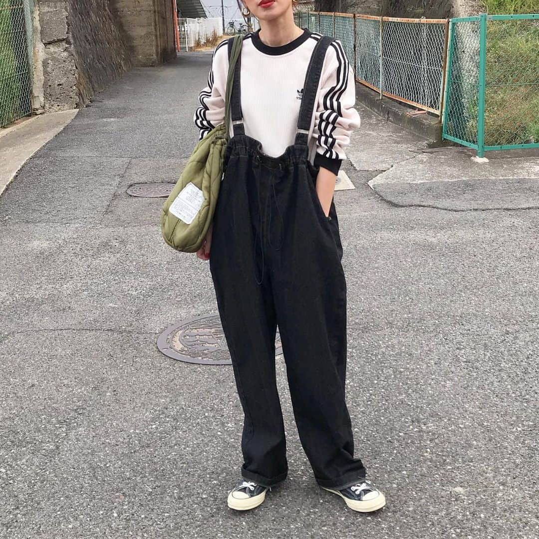 kumikaさんのインスタグラム写真 - (kumikaInstagram)「@adidasoriginals ワッフルロンtと、 @nugu_klee ブラックデニムのサロペット💕  adidasロンt、ワッフル素材がまた可愛い🥰 これは旦那さんと兼用のゆったりLサイズです💕  お気に入りの @nugu_klee  デニムサロペットパンツ/black  ウエストのストリングが可愛いポイント❤️ シルエットもめちゃくちゃ可愛いと好評で嬉しい🥰  明日4/28 0:00〜5/8 17:00までGWイベント開催❣️ 全商品10%off 3000以上ご購入で、送料無料✨ . . . . tops#adidas#adidasoriginals  salopette @nugu_klee  bag @authen_japan  shoes#ct70  . . . . #サロペット#サロペットコーデ#春コーデ#adidas3stripes #アディダス#アディダスt#デニム#ブラックデニム#デニムコーデ#デニムサロペット#キルティングバッグ#古着女子#古着コーデ#m65 #tbt#ootd#instafashion#outfit#コーデ#ママコーデ#古着好きな人と繋がりたい#vintage#koreafashion」4月27日 8時02分 - kumika_iiio2