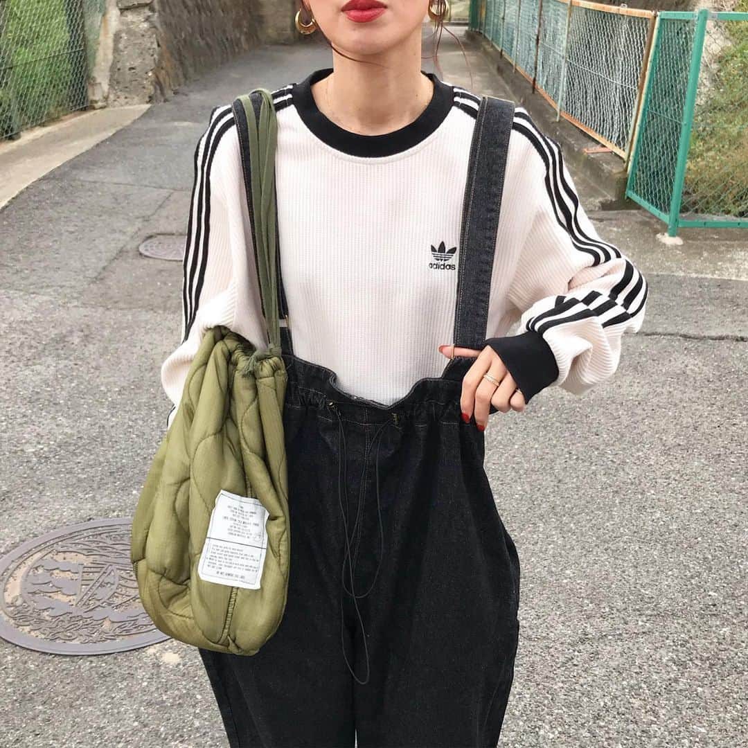 kumikaさんのインスタグラム写真 - (kumikaInstagram)「@adidasoriginals ワッフルロンtと、 @nugu_klee ブラックデニムのサロペット💕  adidasロンt、ワッフル素材がまた可愛い🥰 これは旦那さんと兼用のゆったりLサイズです💕  お気に入りの @nugu_klee  デニムサロペットパンツ/black  ウエストのストリングが可愛いポイント❤️ シルエットもめちゃくちゃ可愛いと好評で嬉しい🥰  明日4/28 0:00〜5/8 17:00までGWイベント開催❣️ 全商品10%off 3000以上ご購入で、送料無料✨ . . . . tops#adidas#adidasoriginals  salopette @nugu_klee  bag @authen_japan  shoes#ct70  . . . . #サロペット#サロペットコーデ#春コーデ#adidas3stripes #アディダス#アディダスt#デニム#ブラックデニム#デニムコーデ#デニムサロペット#キルティングバッグ#古着女子#古着コーデ#m65 #tbt#ootd#instafashion#outfit#コーデ#ママコーデ#古着好きな人と繋がりたい#vintage#koreafashion」4月27日 8時02分 - kumika_iiio2