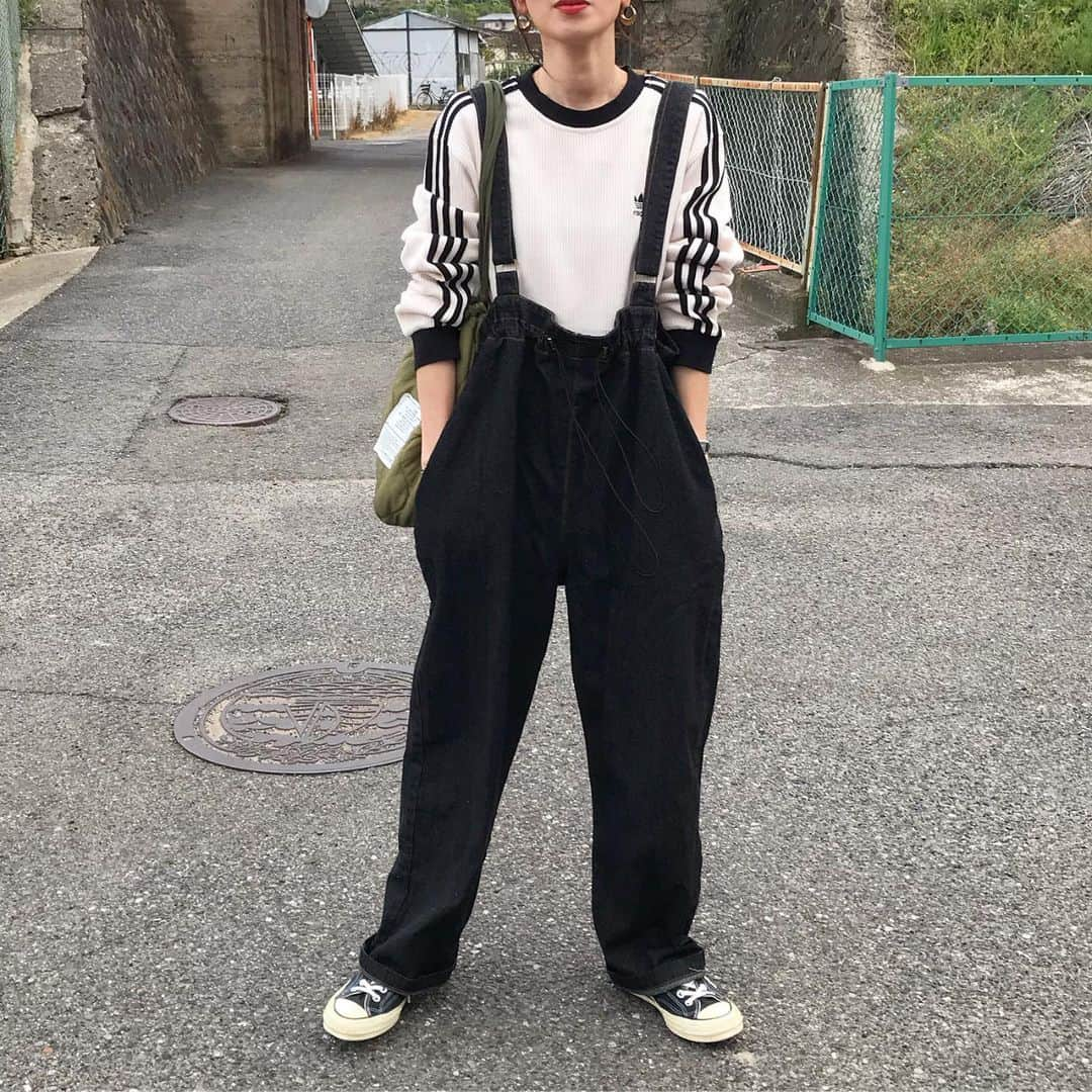 kumikaさんのインスタグラム写真 - (kumikaInstagram)「@adidasoriginals ワッフルロンtと、 @nugu_klee ブラックデニムのサロペット💕  adidasロンt、ワッフル素材がまた可愛い🥰 これは旦那さんと兼用のゆったりLサイズです💕  お気に入りの @nugu_klee  デニムサロペットパンツ/black  ウエストのストリングが可愛いポイント❤️ シルエットもめちゃくちゃ可愛いと好評で嬉しい🥰  明日4/28 0:00〜5/8 17:00までGWイベント開催❣️ 全商品10%off 3000以上ご購入で、送料無料✨ . . . . tops#adidas#adidasoriginals  salopette @nugu_klee  bag @authen_japan  shoes#ct70  . . . . #サロペット#サロペットコーデ#春コーデ#adidas3stripes #アディダス#アディダスt#デニム#ブラックデニム#デニムコーデ#デニムサロペット#キルティングバッグ#古着女子#古着コーデ#m65 #tbt#ootd#instafashion#outfit#コーデ#ママコーデ#古着好きな人と繋がりたい#vintage#koreafashion」4月27日 8時02分 - kumika_iiio2