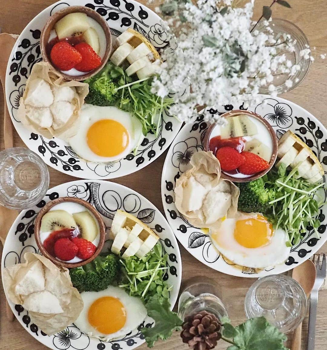 すずゆきさんのインスタグラム写真 - (すずゆきInstagram)「昨日と今日のあさごはん ・ １枚目は今朝のメニュー 無印の食品で作る和食ごはん たけのこの炊き込みご飯にワカメスープ 生姜焼きのタレを使ってみた◎ 明日動画投稿します☺️ ・ ２枚目は昨日のメニュー 困った時の米粉蒸しパン！で 蒸しパンワンプレート パパッと食べられてよかったんだけれど ボリューム少なめだったみたいで 夕飯食べながら 午前中お腹空いたよね💭って話になった🤣 ・ 長女 学校から帰ってくるのが5時過ぎで 体験入部やら電車通学やらで忙しく最近食欲もりもりで何より！ 次女も新しい挑戦を始めたので 母はごはんで応援したいと思います💪 2023.4.27 ・ ・ ・ #朝食#朝ごはん#おうちごはん#和食#たけのこごはん#丸ぼんごはん#今日の朝ごはん#朝ごはん記録」4月27日 8時06分 - snow_bell95