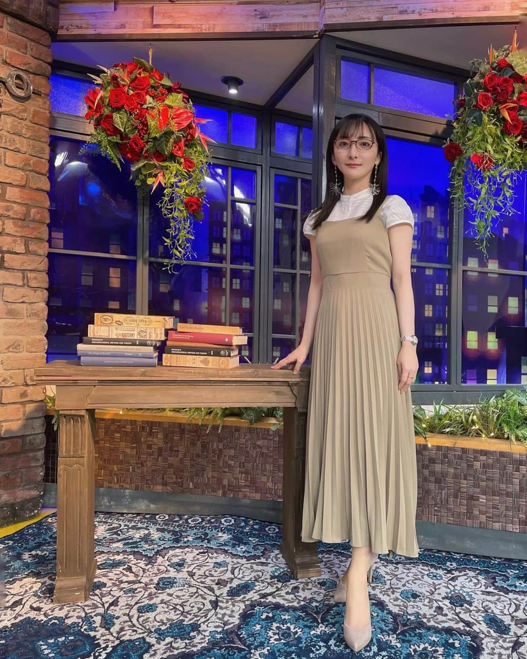 松澤千晶のインスタグラム：「バラいろダンディ火曜日  一言日記　推しがあるなら引きもある。 ふかわさん、お見事でした。  バラダン火曜日 tops @newyorker.since1964 one-piece @acym_official accessory @matildarose_official  #バラダン #TOKYOMX」