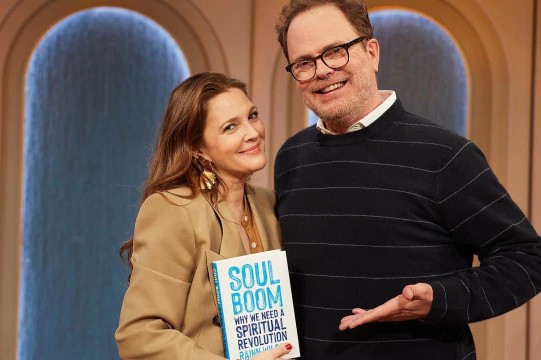 レイン・ウィルソンのインスタグラム：「Check out the @thedrewbarrymoreshow today!!! We talk everything Soul Boom, new episodes of tv shows, and hysterical shenanigans… ❤️ @drewbarrymore ❤️ @helloross」