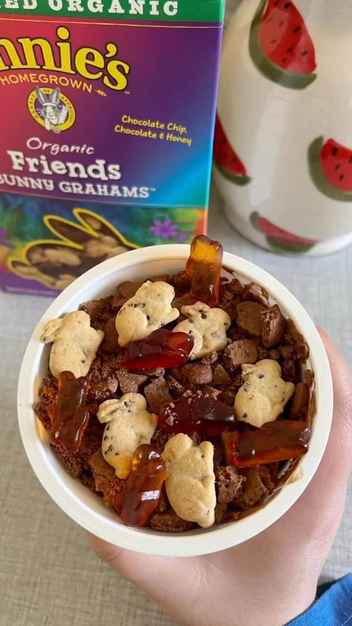 The Honest Companyのインスタグラム：「Earth Month isn’t over yet! Get cooking this weekend with an Earth Day Dessert Dirt Cup with @annieshomegrown ! 🐰  How to make 🧑‍🍳:  1. Wash out Annie’s Microwavable Mac + Cheese Cup   2. Scoop chocolate pudding of your choice into a mixing bowl   3. Add whipped cream + mix  4. Add crushed Annie’s Chocolate Bunny Grahams into mixing bowl + combine with pudding mixture   5. Scoop pudding mixture into reusable cup   6. Top with more crushed Chocolate Bunny Grahams   7. Decorate with Annie’s Organic Friends Bunny Grahams & Annie’s Bunny Fruit Snacks   8. ENJOY!」