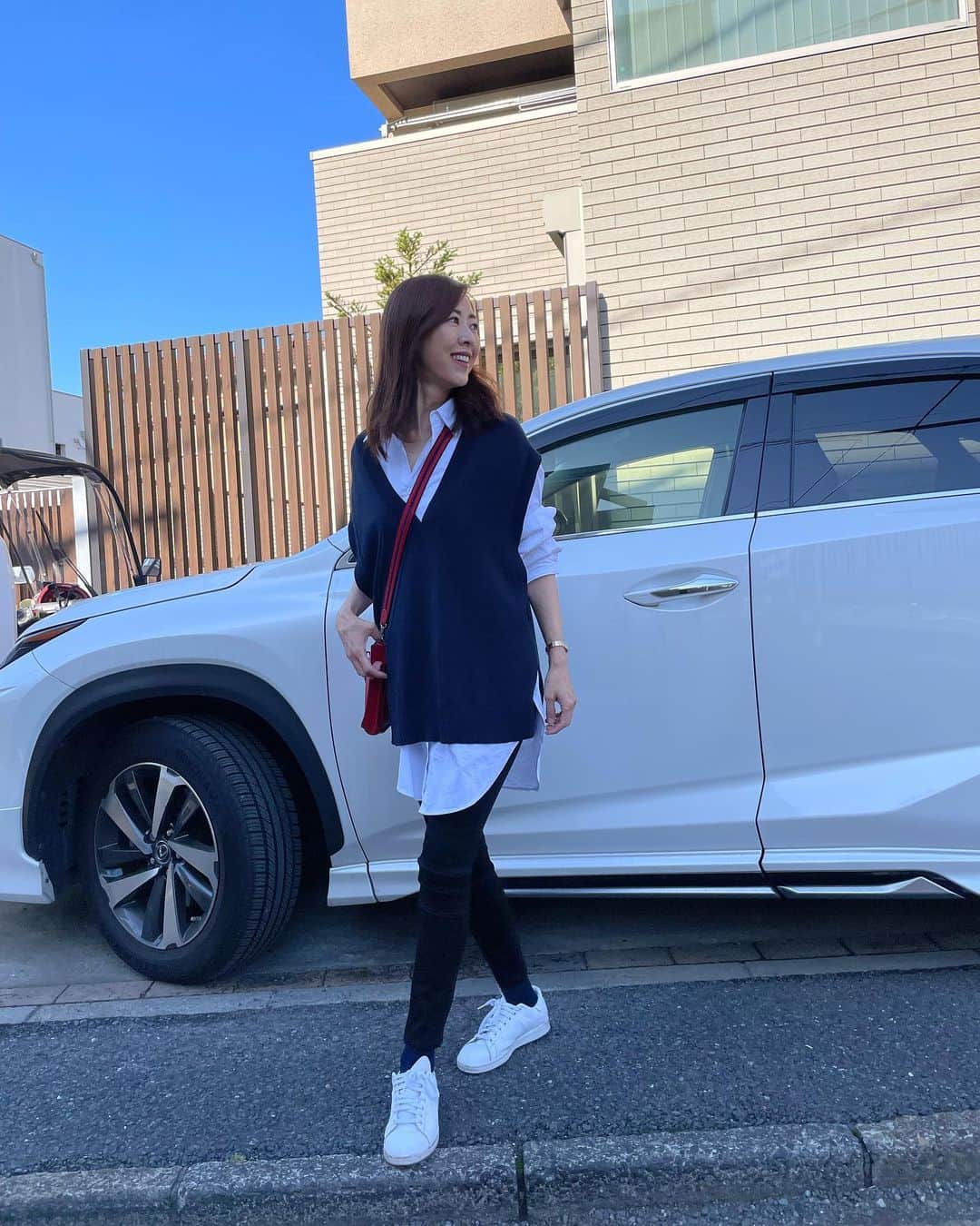 榊ゆりこのインスタグラム：「お天気❤️ #コーデ#ファッション#ienaslobe #baycrews #jbrand #addidas #hermes#アラフォーコーデ#アラフィフコーデ」