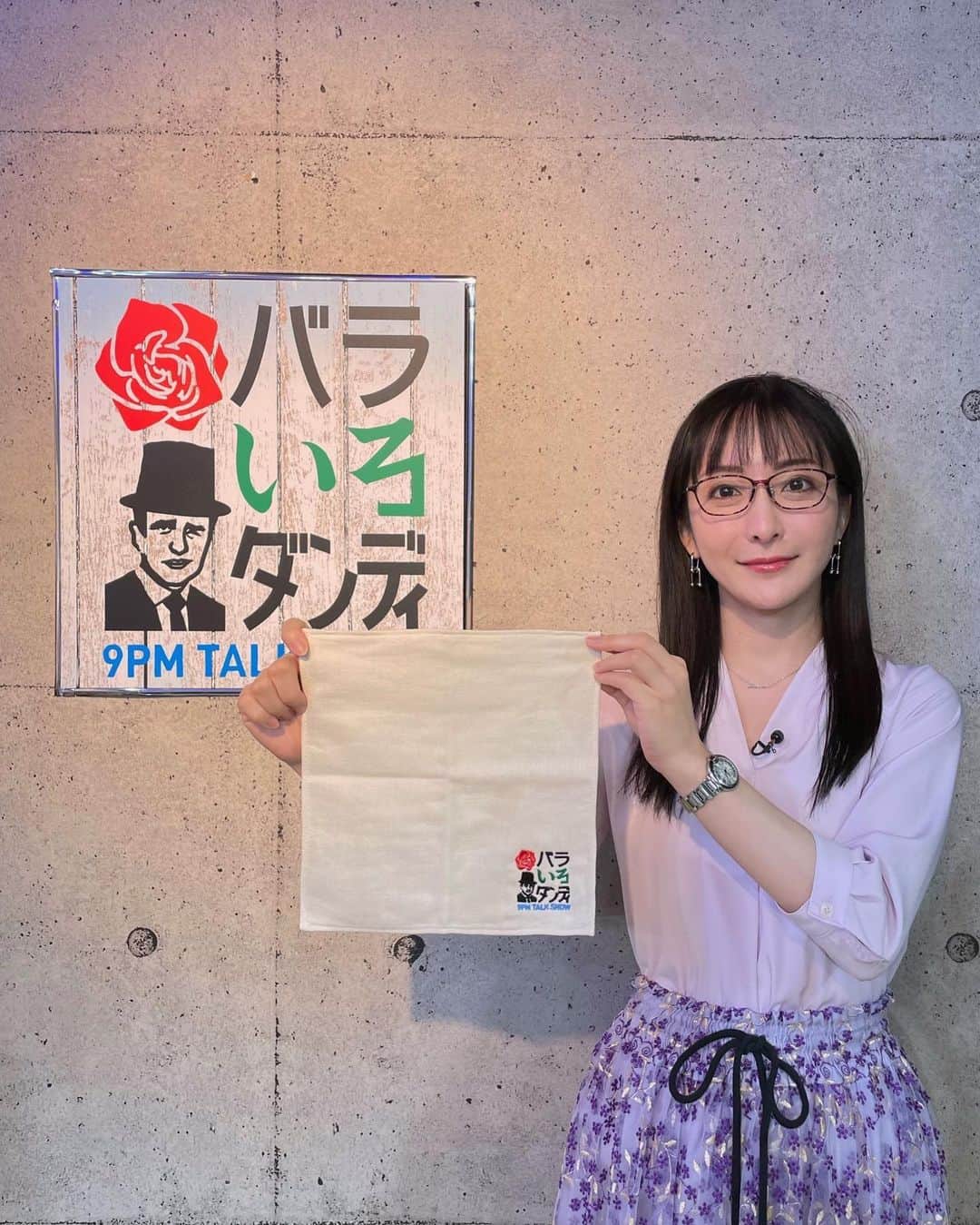 松澤千晶さんのインスタグラム写真 - (松澤千晶Instagram)「バラいろダンディ水曜日  一言日記　小心者克服講座、結構むずかしい。笑 いよいよラストですね。  skirt @obli_official accessory @accessories_blossom_jp  #バラダン #TOKYOMX」4月27日 8時17分 - chiaki_matsuzawa
