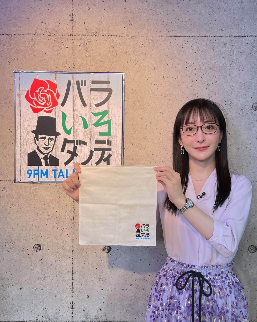 松澤千晶のインスタグラム：「バラいろダンディ水曜日  一言日記　小心者克服講座、結構むずかしい。笑 いよいよラストですね。  skirt @obli_official accessory @accessories_blossom_jp  #バラダン #TOKYOMX」