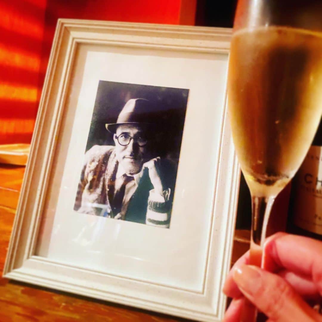 のインスタグラム：「幸宏さんと呑む会を雨上がりの夜に。 心に生き続ける人は、ずっと一緒に居られるんだと思う。 人の生を考えるとき、涙が出るけど 生きることは、いろんなことがあるけど 勇気を持って自分の生を進みたいなと思う。 そんなことを考える 嵐のあとの清々しい木曜日の朝です。 今日もなるべく笑顔で。」