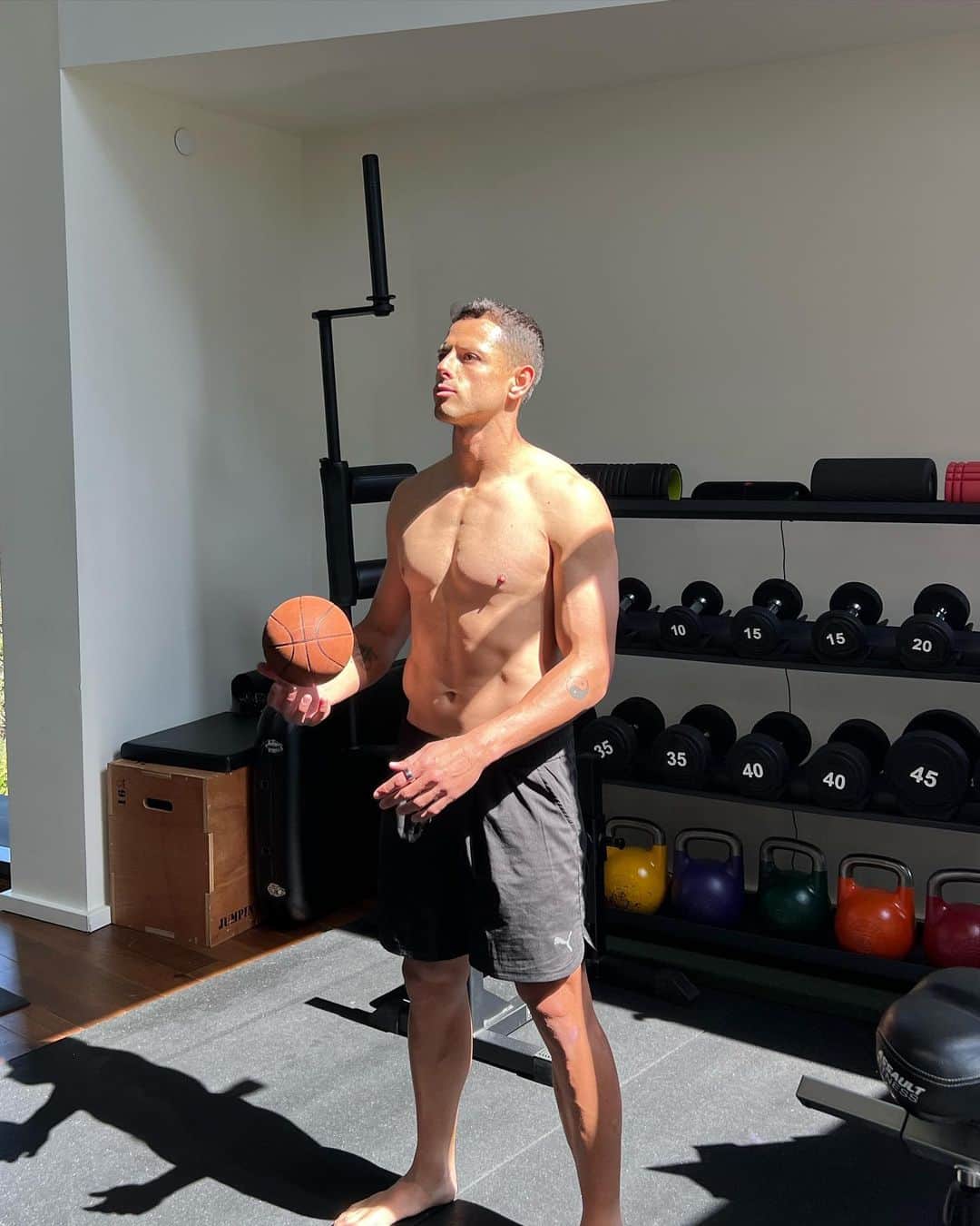 ハビエル・エルナンデス・バルカサールのインスタグラム：「Working out and having fun at the same time 🏀」