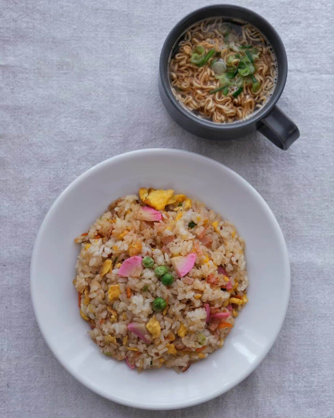 わたをのインスタグラム：「朝ごはん🧑‍🍳  今日は晴れておるよ🌞  シンプルチャーハンと スープ代わりのミニ🍜  #おうちごはん #朝ごはん #チャーハン #ミニラーメン #柴犬 #豆柴 #徳島 #Yummy #Delicious #Japan #japanesefood #breakfast」