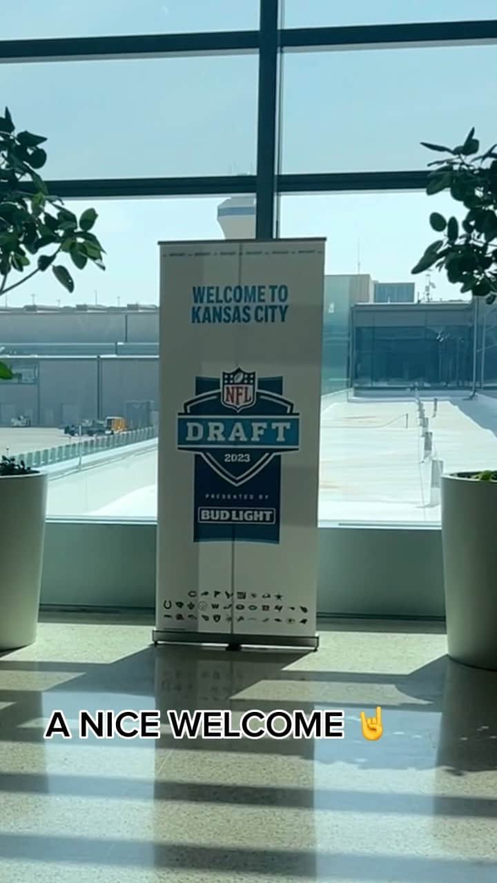 ヒューストン・テキサンズのインスタグラム：「Travel with Texans Admin to Kansas City for the Draft 🛫」