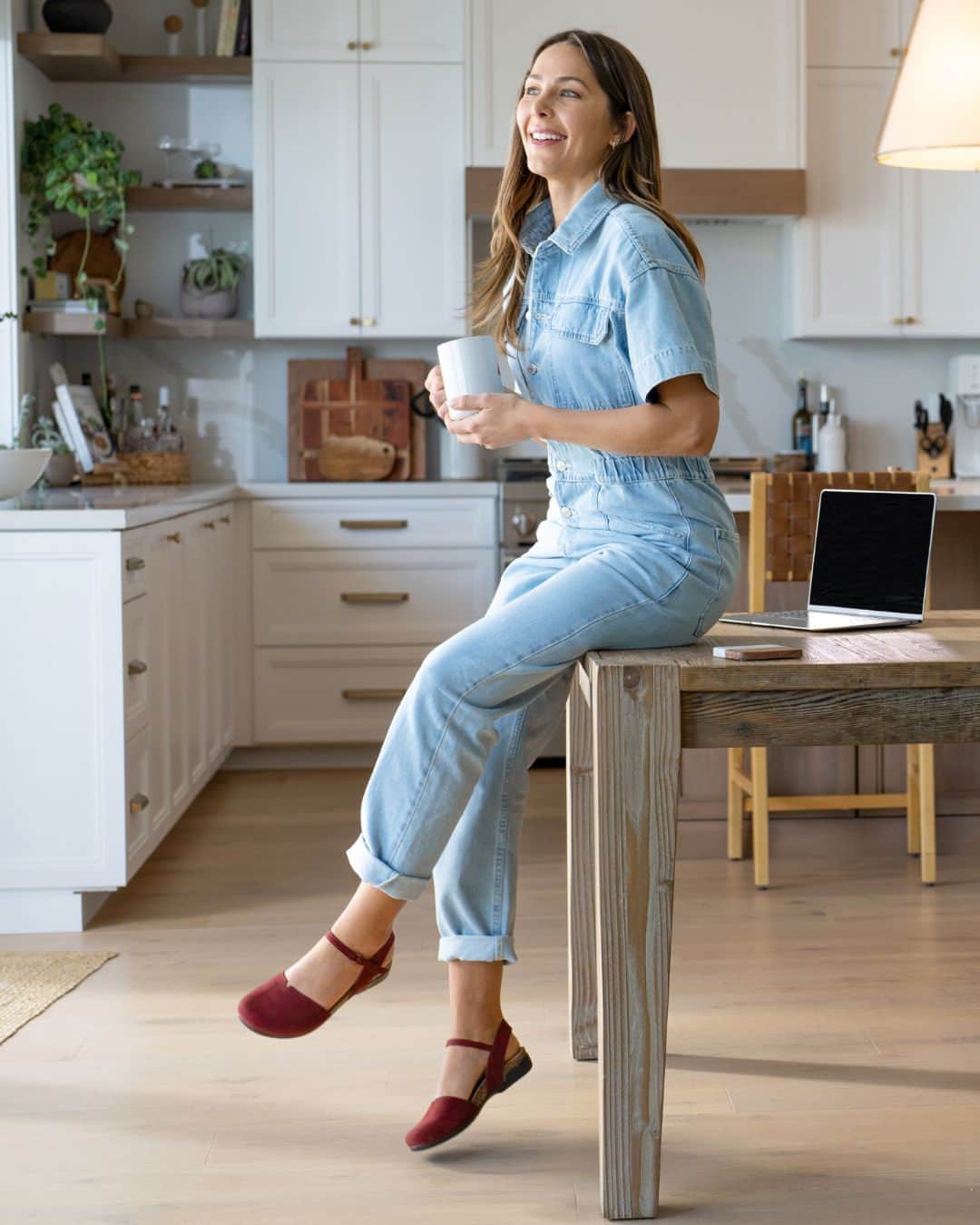 ダンスコのインスタグラム：「Our fan-favorite Rowan, is available in cinnabar.  Cinnabar features dark rich tones perfect for all seasons! Shop our new Rowan Cinnabar, link in bio. #danskofootwear #transeasonal #alldaycomfort #love #instagood #fashion #happy #coffee #latte #style #spring #summer #smile #family #beauty #fun #cute #follow #style」