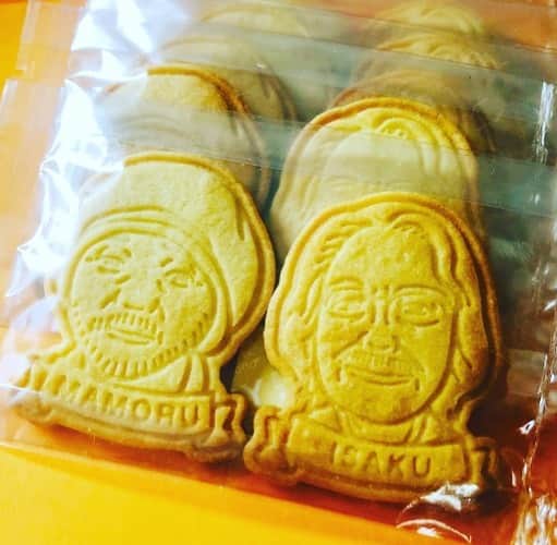 水谷さるころのインスタグラム：「さるころは、作ったクッキーを売るスキルを手に入れた！　というわけで、食品衛生責任者の資格をとり、製菓製造許可キッチンにて、クッキーを作って、販売します。初めてのクッキー販売は、ノダD主催の「Howling in the Night 2023～押井守、戦争を語る」にて、押井守さんと岡部いさくさんのポートレートクッキーです。イベント会場にてお買い求めください😆　古墳クッキーの販売も可能になった！　どこで売りたい。」
