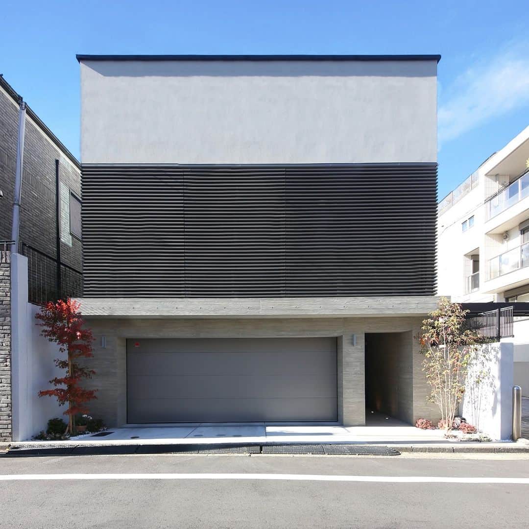 テラジマアーキテクツのインスタグラム：「格子を使った外観デザイン。 一見シンプルですが、一階部分は本実調の仕上げでこだわりを感じさせるデザインです。  ・ ・  創業65年　東京・神奈川の設計事務所+工務店 @terajimaarchitects https://www.kenchikuka.co.jp/works/  #terajimaarchitects #テラジマアーキテクツ #設計事務所 #工務店 #注文住宅 #新築 #house #home #デザイン住宅 #建築実例 #luxuaryhome #beautifulhome #一戸建て #家づくり #建築家 #マイホーム #木造 #木の家 　 #モダンインテリア　 #おしゃれな家　 #心地よい家　 #家づくり計画中の人と繋がりたい 　 #マイホーム計画中の人と繋がりたい  #外観デザイン住宅 #外観デザイン #ルーバー  #本実仕上げ」