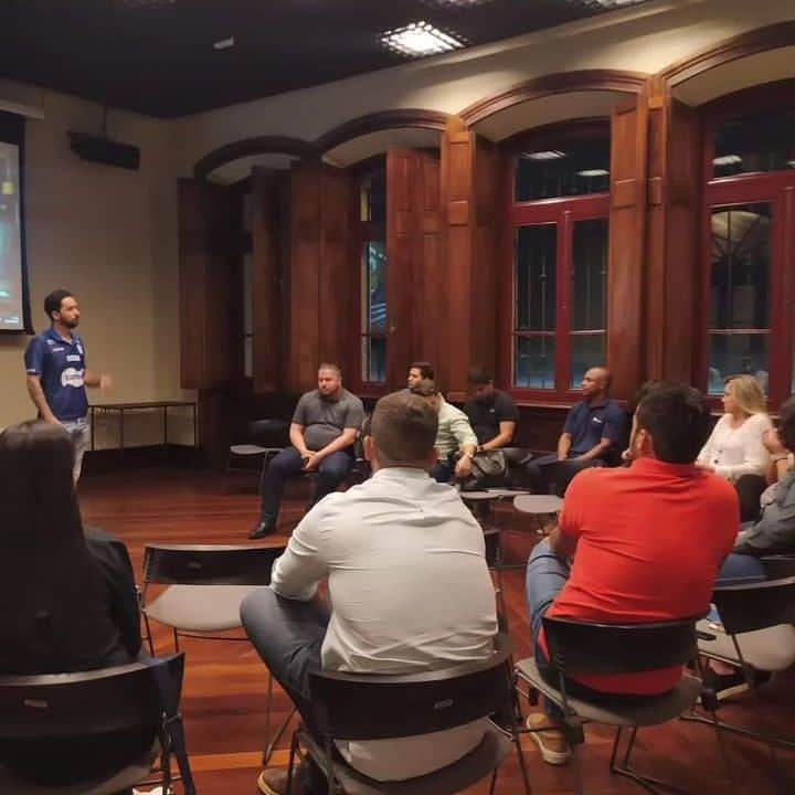 ウィリアム・アルジョナのインスタグラム：「Nada mais legal do que trocar experiências. Sempre ensinando e aprendendo.  Obrigado @gerdau por essa oportunidade. Esse time de vendas é um "timAÇO" #Gerdau #vcfazpartedamagia  #vendas #Minas Gerais #palestra」