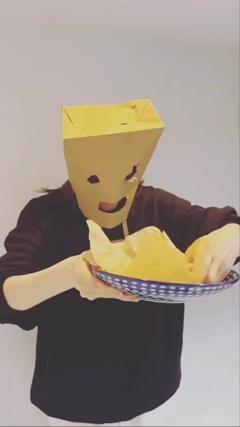 MIHOのインスタグラム：「【遊ぶ天才、現る】  アトリエ作業の時に えりちゃんがキッシュを  それがバカうまだったのですが その前にこれやろ！と作製して遊ぶ時間  😹😹  遊ぶ天才、現る  まさに  everything everywhere all at once  そんな人  @eri.m.nene   楽しく遊び働き よく笑い よく食べ よく寝る  これに尽きます☺︎  こーゆー周りの人達が笑っていられるように、なんかあったらすぐ向かえるように仕事を続けていきたいと思った1日  さ、今日もがんばりましょ！  よい一日を☺︎  #キッシュ #美味しいもの #バカうま #ごちそうさまでした #ありがとう #紙袋の遊び方 #1人２人羽織 #インスタでみつけてきたらしい #アトリエ作業佳境です #部屋がひっくり返りそう #エブエブな人 #everythingeverywhereallatonce」