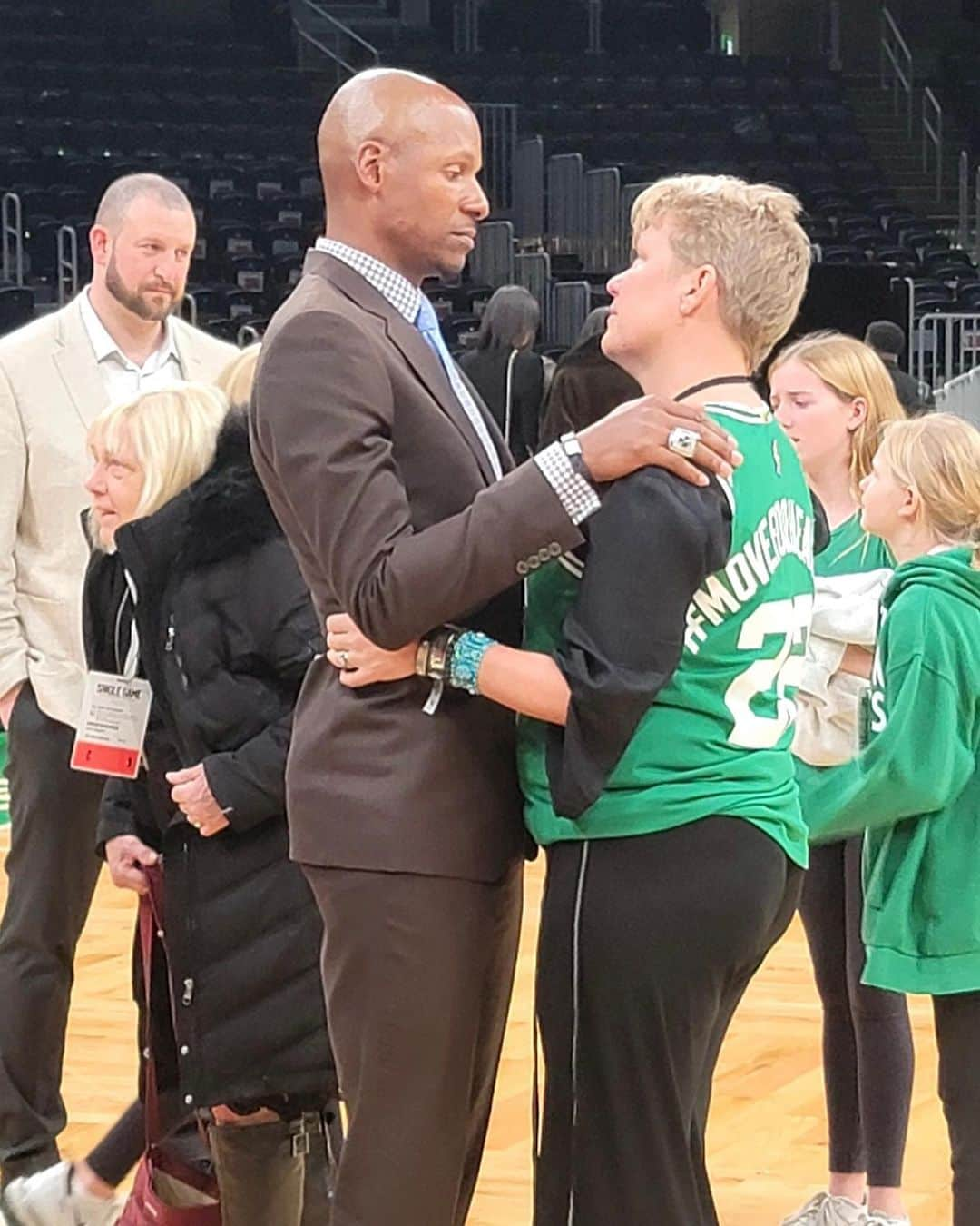 レイ・アレンさんのインスタグラム写真 - (レイ・アレンInstagram)「This picture was taken in March last year as I attended a Celtics game. In the picture with me is Heather Walker. Heather was incredible to work with as a member of the public relations department for the Celtics. A little over a year ago, Heather was diagnosed with glioblastoma. It breaks my heart to say this as I look at this photo-Heather passed on this morning leaving behind two young daughters and her husband Stephen. Our hearts are broken for the Walker family.  Heather, you will be missed. RIP #🍀」4月27日 9時03分 - trayfour