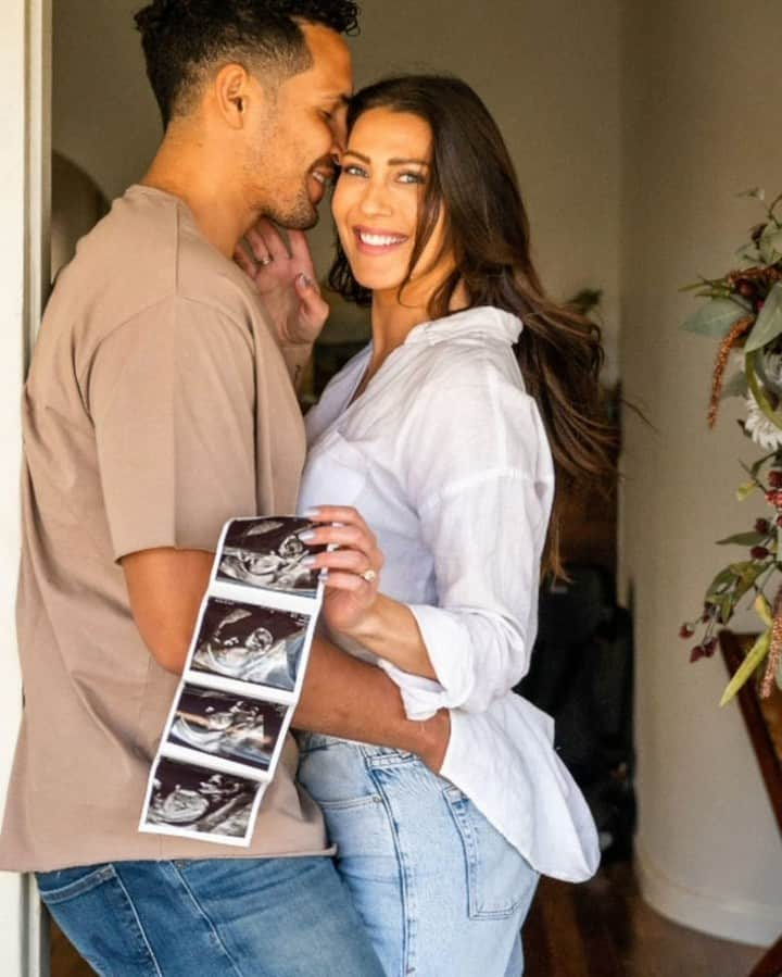 E! Onlineさんのインスタグラム写真 - (E! OnlineInstagram)「A #BachelorNation baby is on the way! 🌹 Becca Kufrin and Thomas Jacobs are expecting. 🍼 Bump to the link in bio for all the details. (📷: Instagram)」4月27日 9時01分 - enews