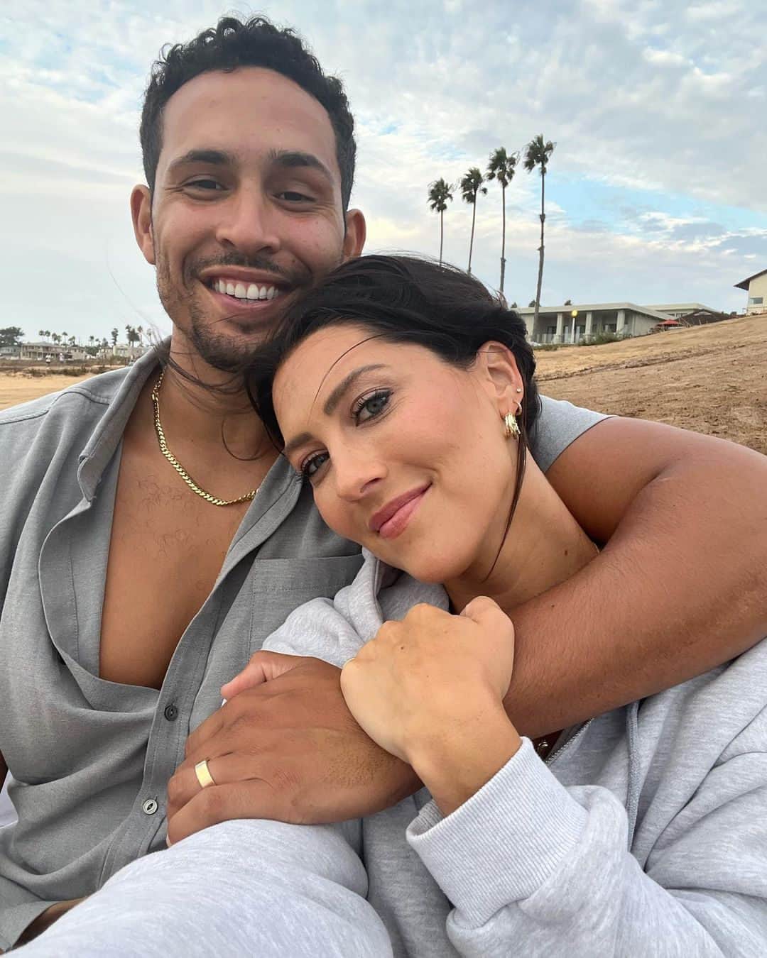 E! Onlineさんのインスタグラム写真 - (E! OnlineInstagram)「A #BachelorNation baby is on the way! 🌹 Becca Kufrin and Thomas Jacobs are expecting. 🍼 Bump to the link in bio for all the details. (📷: Instagram)」4月27日 9時01分 - enews