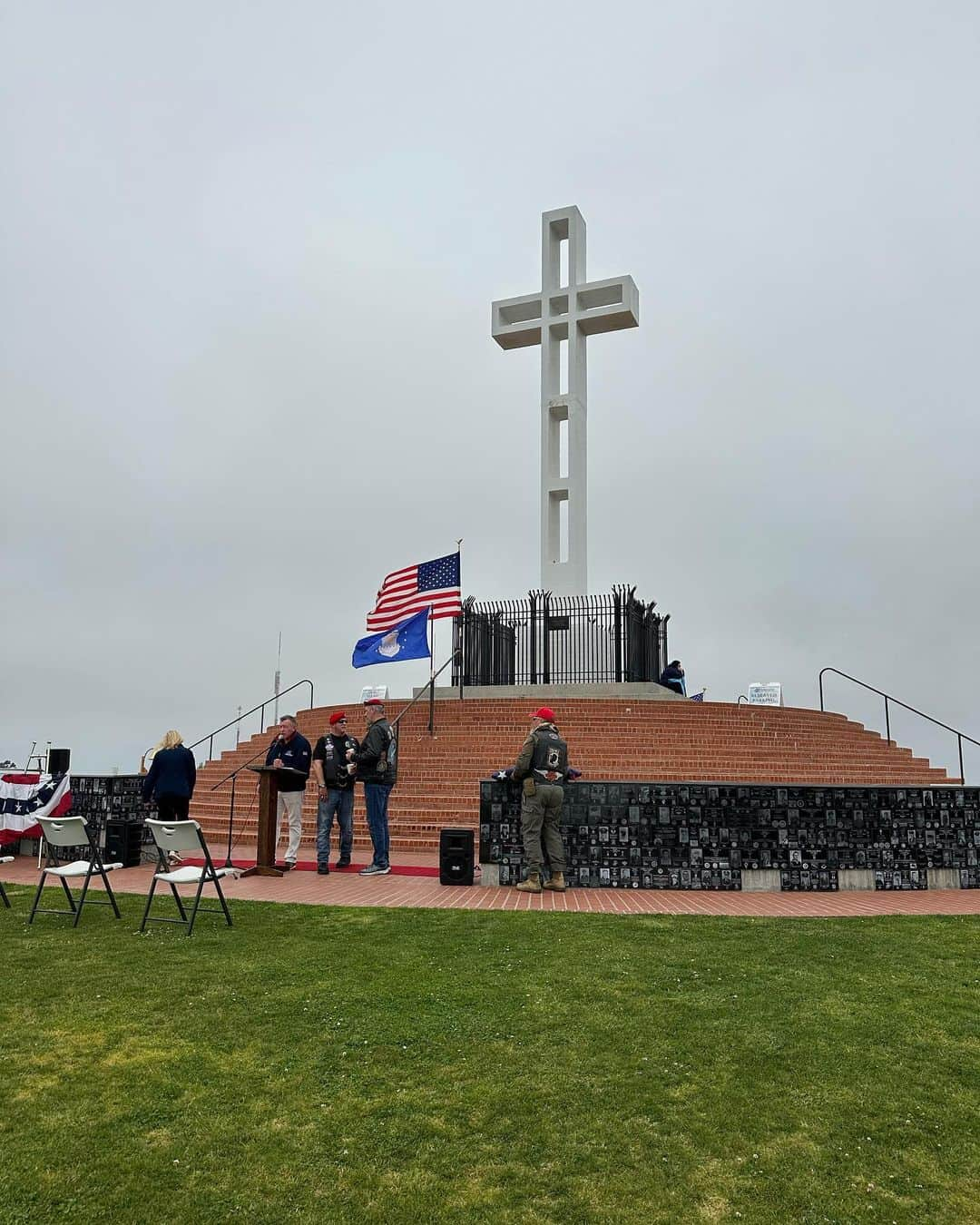 ロバート・パトリックさんのインスタグラム写真 - (ロバート・パトリックInstagram)「Today it was my honor to be the Ambassador for the Combat Controllers Foundation as we dedicated a plaque for the 22 KIA at Mount Soledad Veterans Memorial in San Diego. #veterans #cct #socal」4月27日 9時02分 - ripfighter