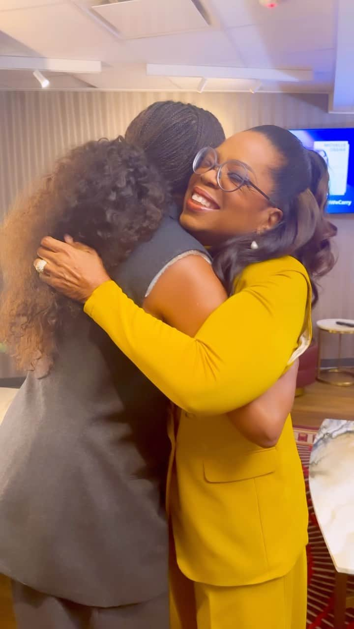 オプラ・ウィンフリーのインスタグラム：「If you couldn’t make it to LA for the final show of #TheLightWeCarry tour, then you’re in for a treat! My entire conversation with our forever FLOTUS @michelleobama is available for everyone to watch right now on @netflix.」