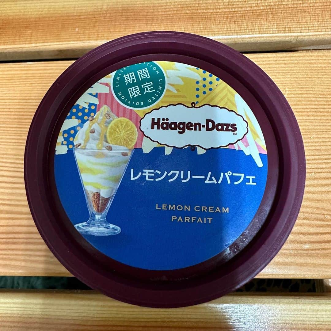 asanomakotoさんのインスタグラム写真 - (asanomakotoInstagram)「I'm happiest when I'm eating ice cream. 🍨☺️What about you?🌍✨🥄  さわやかなレモンの酸味、クリームの甘く濃厚な味わい、そこに、香ばしいクッキーの食感を合わせた パフェ仕立てのアイスクリームが登場しました！ “重なり合うおいしさ”を、楽しんで。甘く、さわやかで濃厚な味わい。 まるで贅沢パフェ気分ってことなので実食しましたが、まんま美味しくて笑える。  #haagendazs #HäagenDazs #haagen_dazs #haagendazsid #ハーゲンダッツ #instafood #instagood #instacool #instaice #iceart #iceface #icecream #icecreams #webstagram #instapop #アイスクリーム #bananamilk #lemoncreameparfait #icecreamart #レモンクリームパフェ#instafun #instafollow #instafood #夏 #japan#trip #아이스크림 #아티스트 #여름 #미소」4月27日 9時12分 - asanomakoto