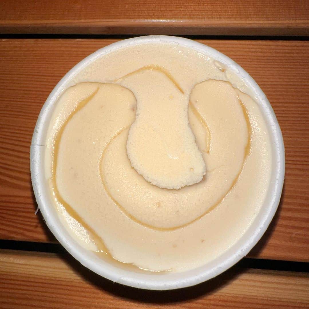 asanomakotoさんのインスタグラム写真 - (asanomakotoInstagram)「I'm happiest when I'm eating ice cream. 🍨☺️What about you?🌍✨🥄  さわやかなレモンの酸味、クリームの甘く濃厚な味わい、そこに、香ばしいクッキーの食感を合わせた パフェ仕立てのアイスクリームが登場しました！ “重なり合うおいしさ”を、楽しんで。甘く、さわやかで濃厚な味わい。 まるで贅沢パフェ気分ってことなので実食しましたが、まんま美味しくて笑える。  #haagendazs #HäagenDazs #haagen_dazs #haagendazsid #ハーゲンダッツ #instafood #instagood #instacool #instaice #iceart #iceface #icecream #icecreams #webstagram #instapop #アイスクリーム #bananamilk #lemoncreameparfait #icecreamart #レモンクリームパフェ#instafun #instafollow #instafood #夏 #japan#trip #아이스크림 #아티스트 #여름 #미소」4月27日 9時12分 - asanomakoto