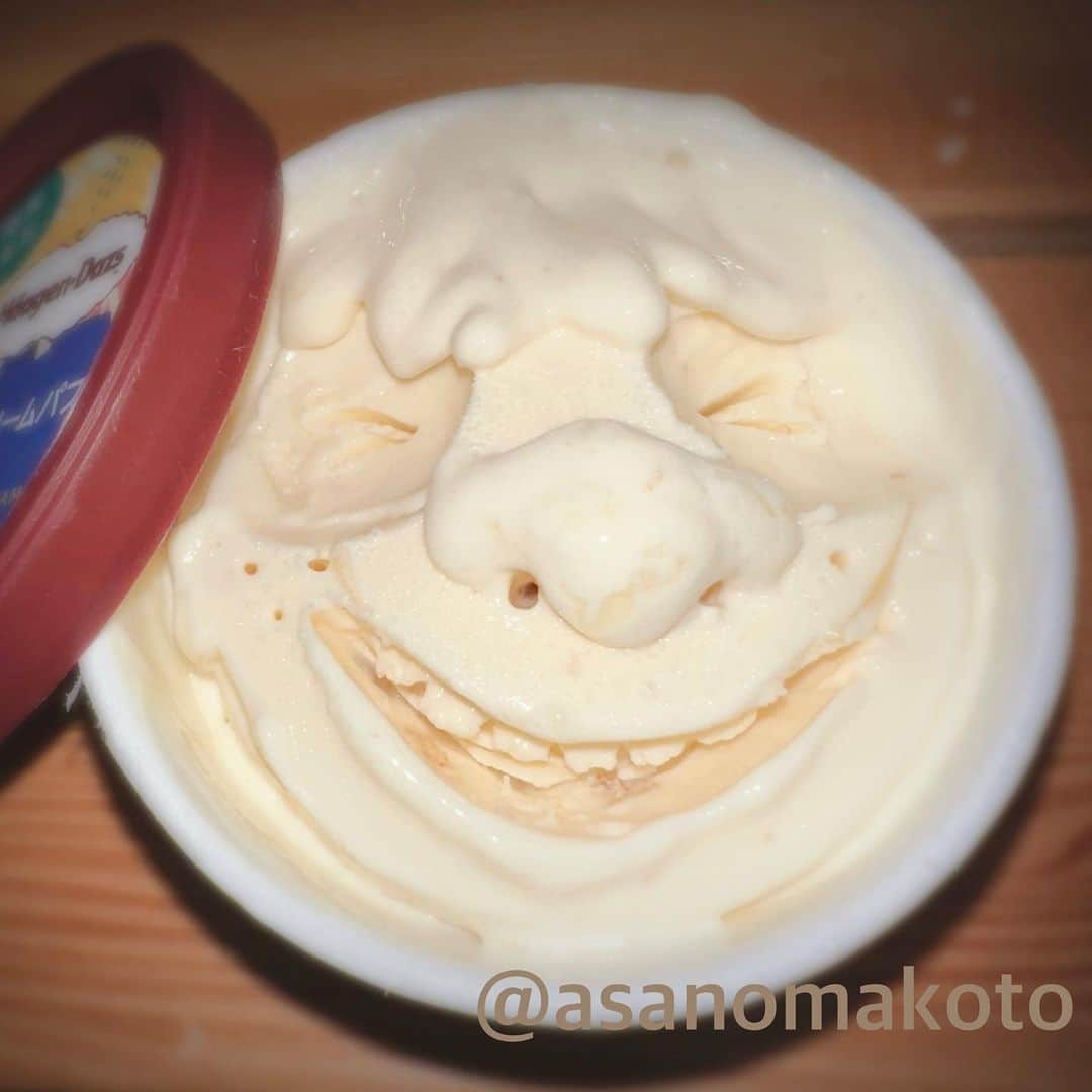 asanomakotoのインスタグラム：「I'm happiest when I'm eating ice cream. 🍨☺️What about you?🌍✨🥄  さわやかなレモンの酸味、クリームの甘く濃厚な味わい、そこに、香ばしいクッキーの食感を合わせた パフェ仕立てのアイスクリームが登場しました！ “重なり合うおいしさ”を、楽しんで。甘く、さわやかで濃厚な味わい。 まるで贅沢パフェ気分ってことなので実食しましたが、まんま美味しくて笑える。  #haagendazs #HäagenDazs #haagen_dazs #haagendazsid #ハーゲンダッツ #instafood #instagood #instacool #instaice #iceart #iceface #icecream #icecreams #webstagram #instapop #アイスクリーム #bananamilk #lemoncreameparfait #icecreamart #レモンクリームパフェ#instafun #instafollow #instafood #夏 #japan#trip #아이스크림 #아티스트 #여름 #미소」