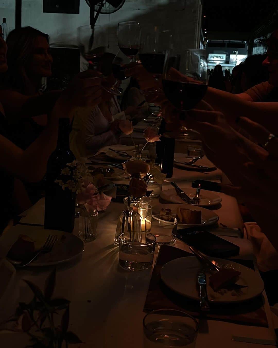 FRANKIES BIKINISさんのインスタグラム写真 - (FRANKIES BIKINISInstagram)「celebrated @sydney_sweeney x @frankiesbikinis over an intimate candle lit dinner at @horsesonsunset with francesca + sydney’s closest. a full circle moment 🤍🕯️🥂 #sydneyxfrankies」4月27日 9時13分 - frankiesbikinis