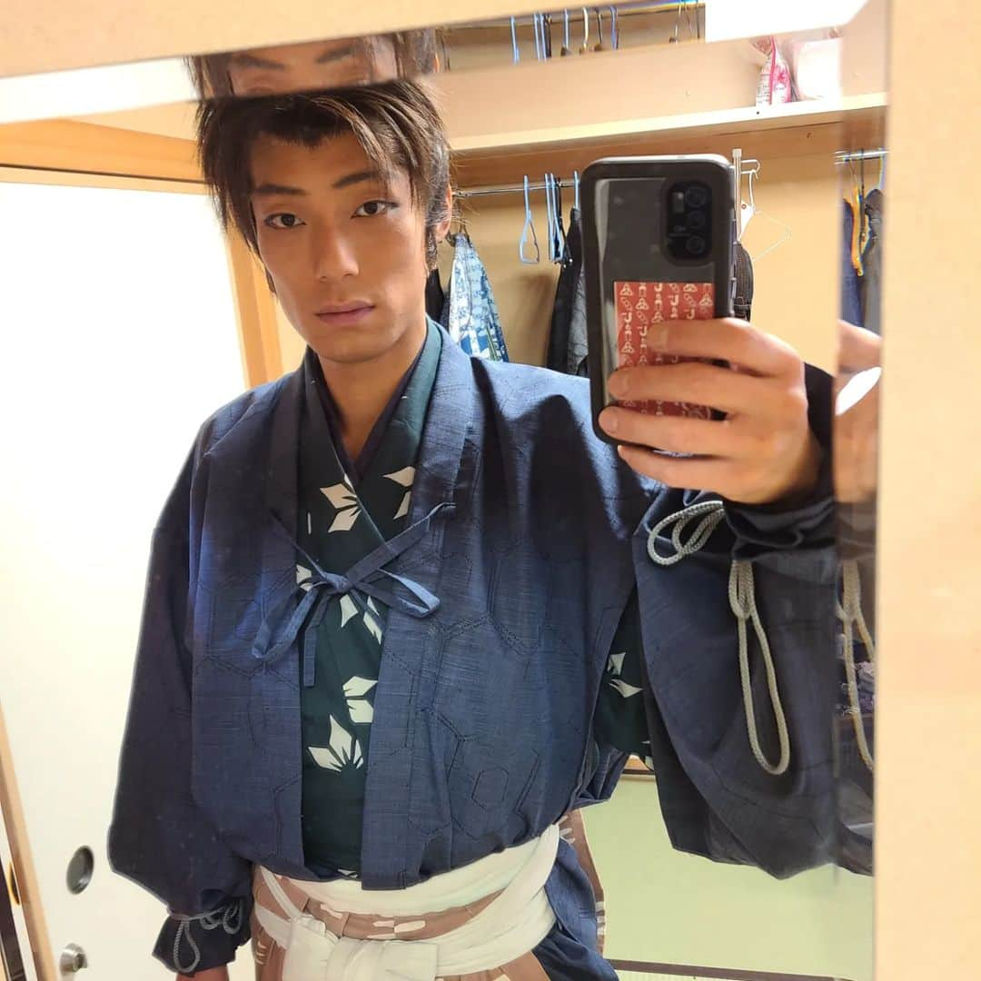 桂團治郎さんのインスタグラム写真 - (桂團治郎Instagram)「南座の舞台も残す所、後6公演となりました！⁡ ⁡⁡ ⁡昨日の夜の部の開演前に、羽二重を付けていたら｢ビリッ｣と大きな音をたてて破れました⁉️⁡ ⁡⁡ ⁡替えがあったから良かったけど、めちゃくちゃ慌てた💦💦⁡ ⁡⁡ ⁡噺家になって初めてお芝居に出た時から使っていた羽二重なので、ちょっと残念ですが。。。⁡ ⁡ ⁡色んな役で使わせてもらい、汗やら・汗やら・思い出がいっぱい詰まってるからほかすのが忍びない💦💦⁡ ⁡⁡ ⁡とにかく、長い間お世話になりました（笑）⁡⁡⁡ ⁡⁡ ⁡残りの公演も精一杯頑張ります！」4月27日 9時13分 - danjirokatsu