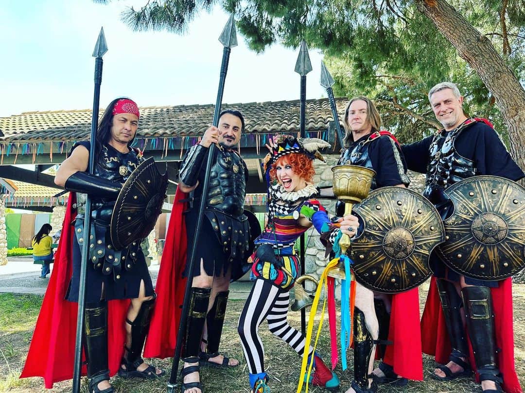 ボニー・モーガンのインスタグラム：「Apparently as King of Fools @renaissancepleasurefaire I command a small but mighty Spartan Army! They look super impressed 😜👑🃏⚔️🛡️🤡#itsgoodtobetheking #shenanigans #adventuresofbendybonnie #renaissancefaire #thisissparta #kingoffools #itsrainingmen #hallelujah #spearit #tomfoolery #renfaire #runningamok #bendybonnie」